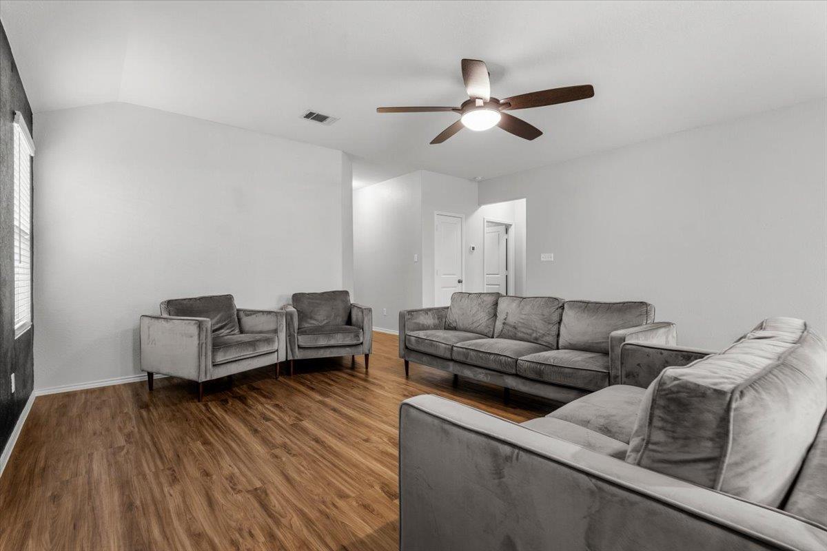 105 Guardian Angel Ct, Jarrell, TX 76537