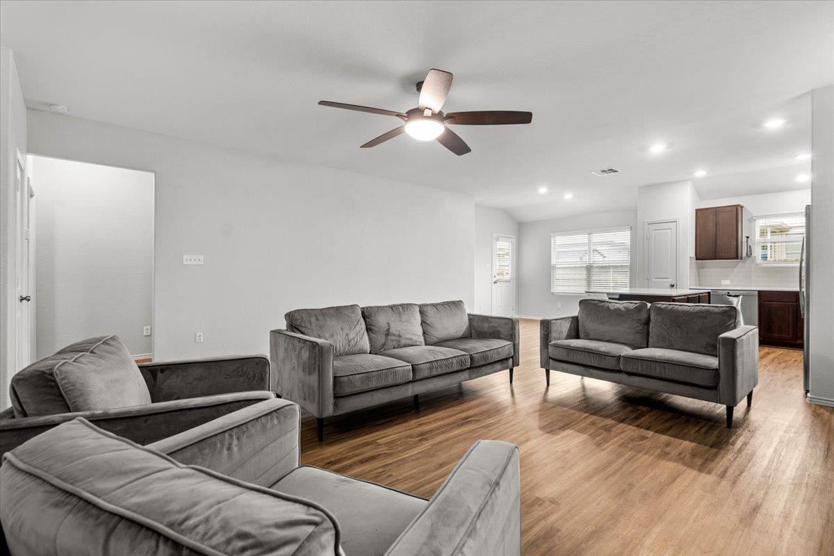 105 Guardian Angel Ct, Jarrell, TX 76537