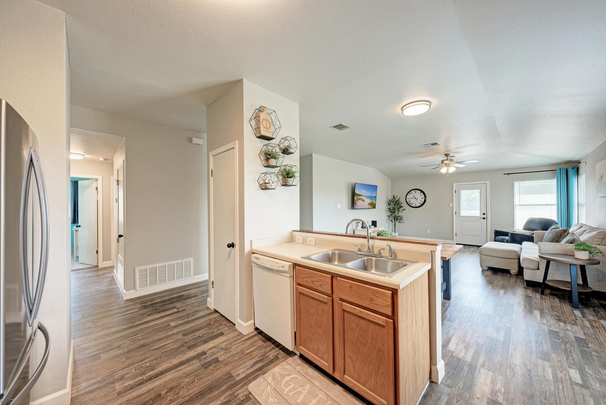 311 Creek Ledge Dr, Hutto, TX 78634