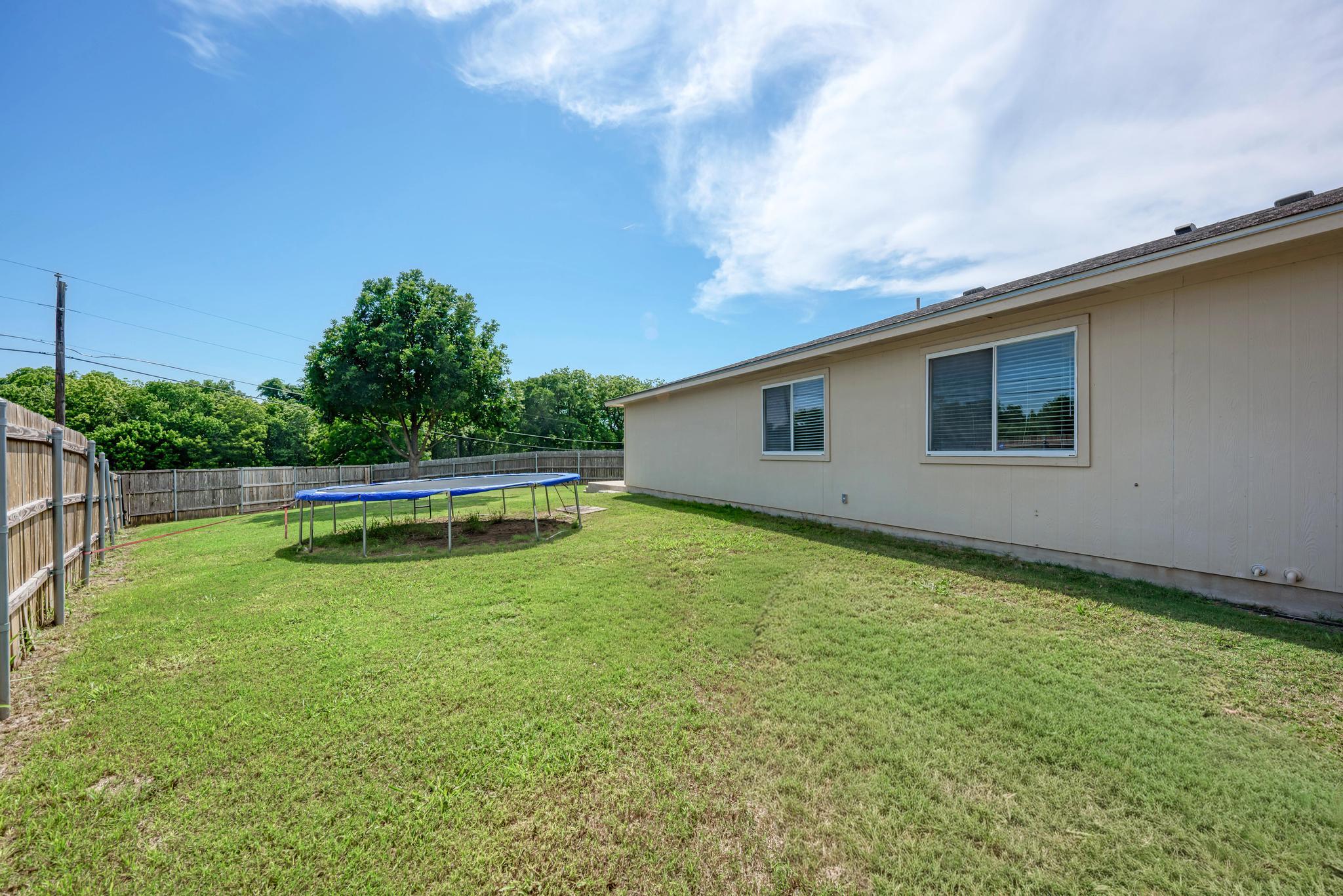 311 Creek Ledge Dr, Hutto, TX 78634