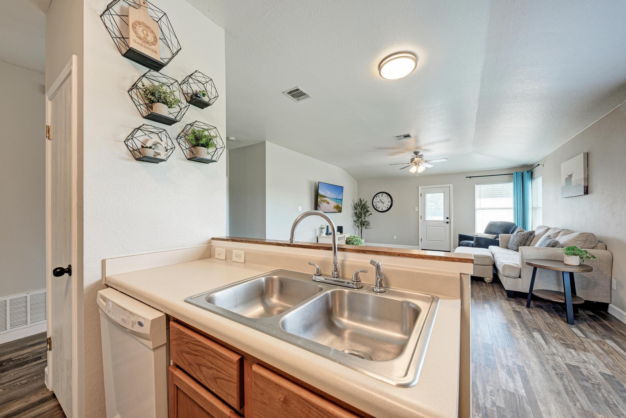311 Creek Ledge Dr, Hutto, TX 78634