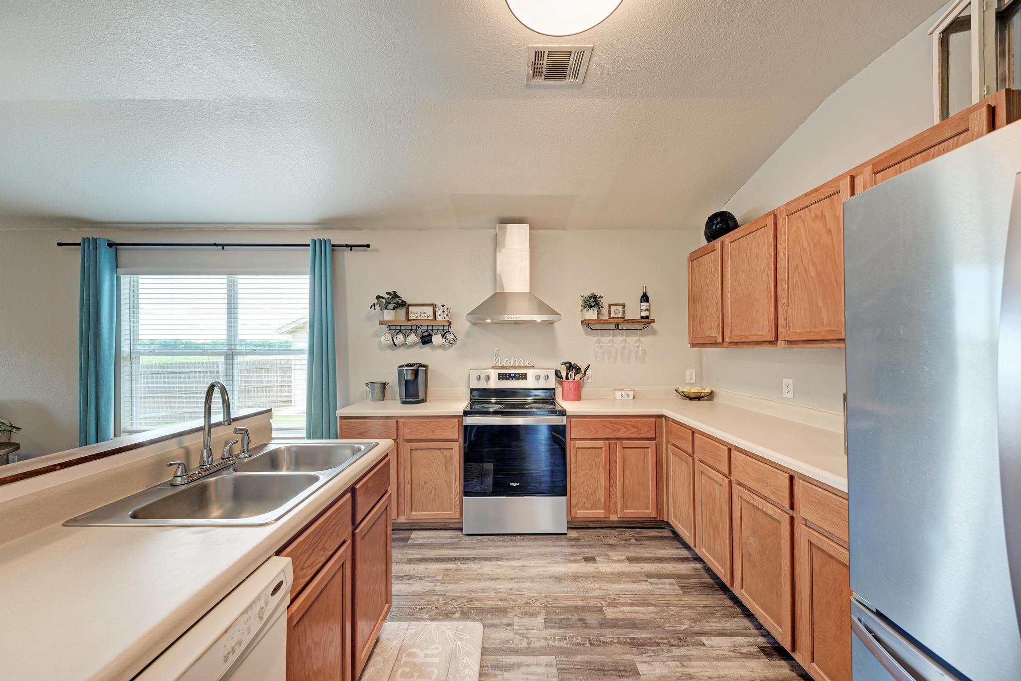 311 Creek Ledge Dr, Hutto, TX 78634