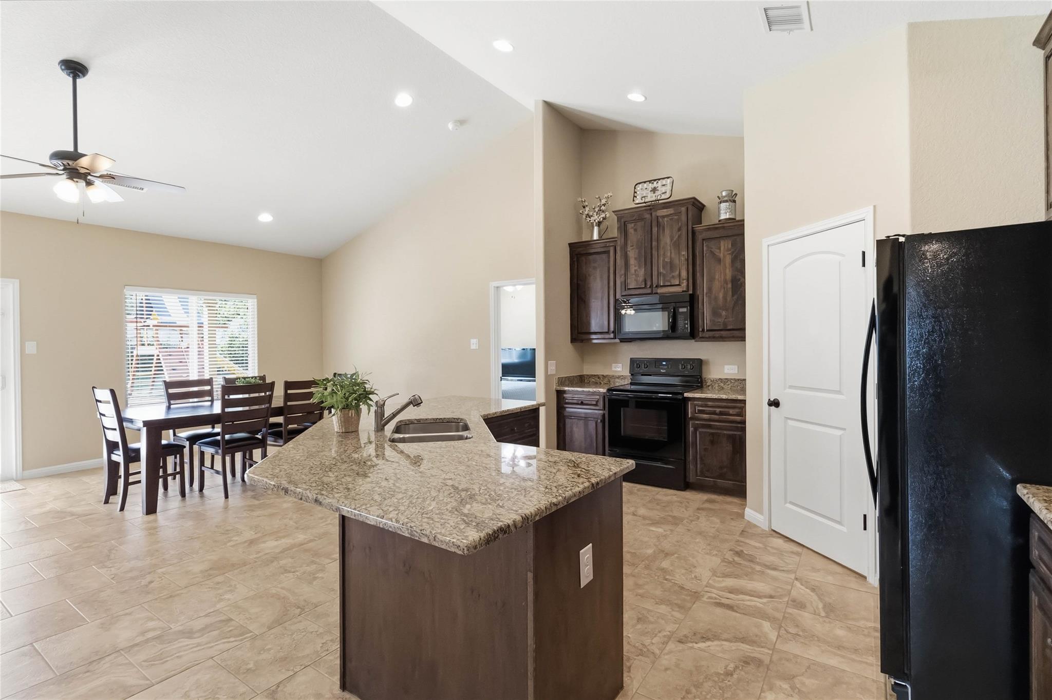 285 Hummingbird Way, Martindale, TX 78655