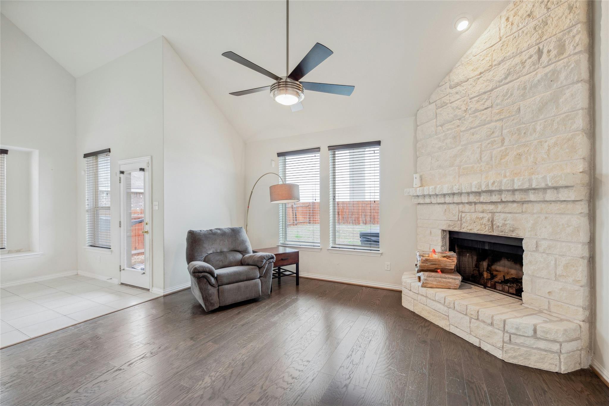 405 Farm Creek Dr, Hutto, TX 78634