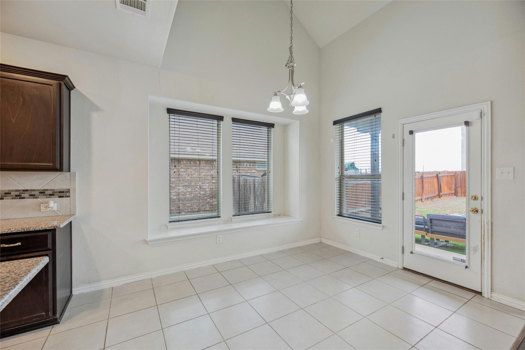 405 Farm Creek Dr, Hutto, TX 78634