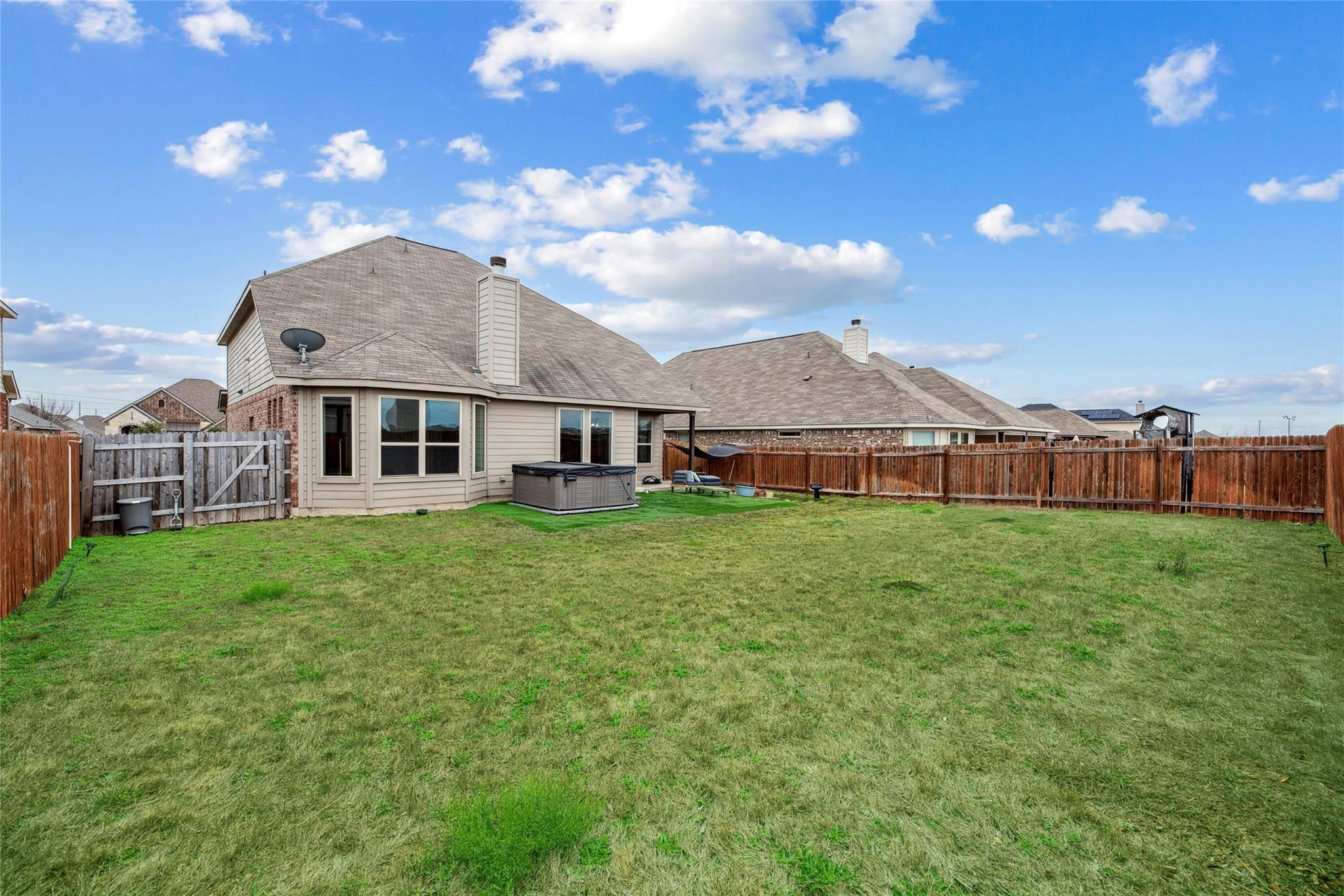 405 Farm Creek Dr, Hutto, TX 78634