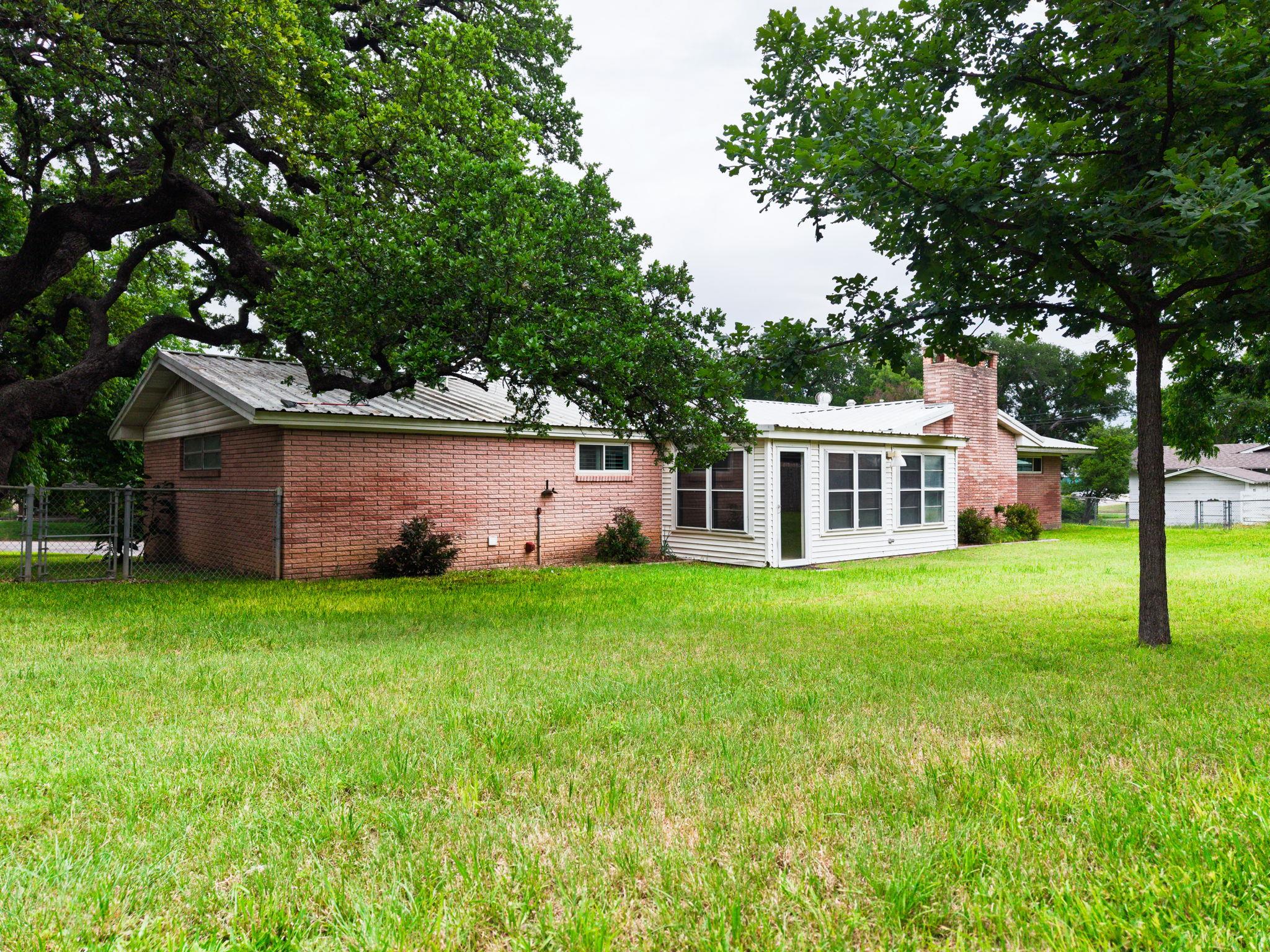 708 W North Ave, Lampasas, TX 76550