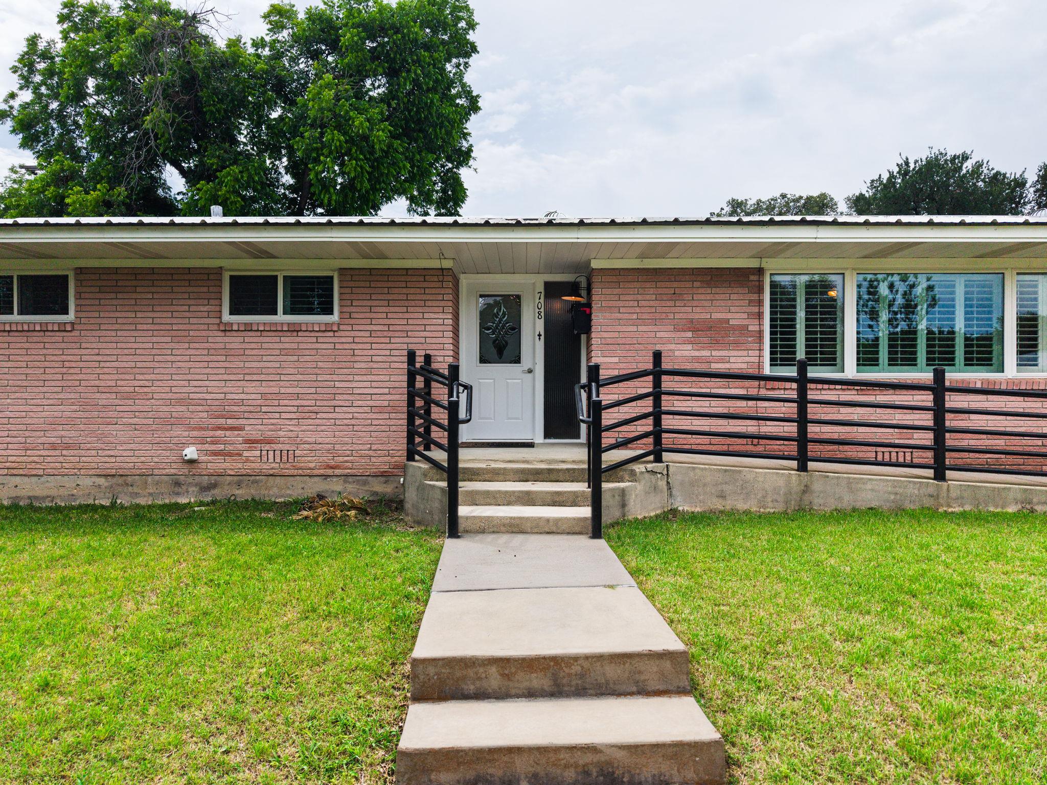 708 W North Ave, Lampasas, TX 76550