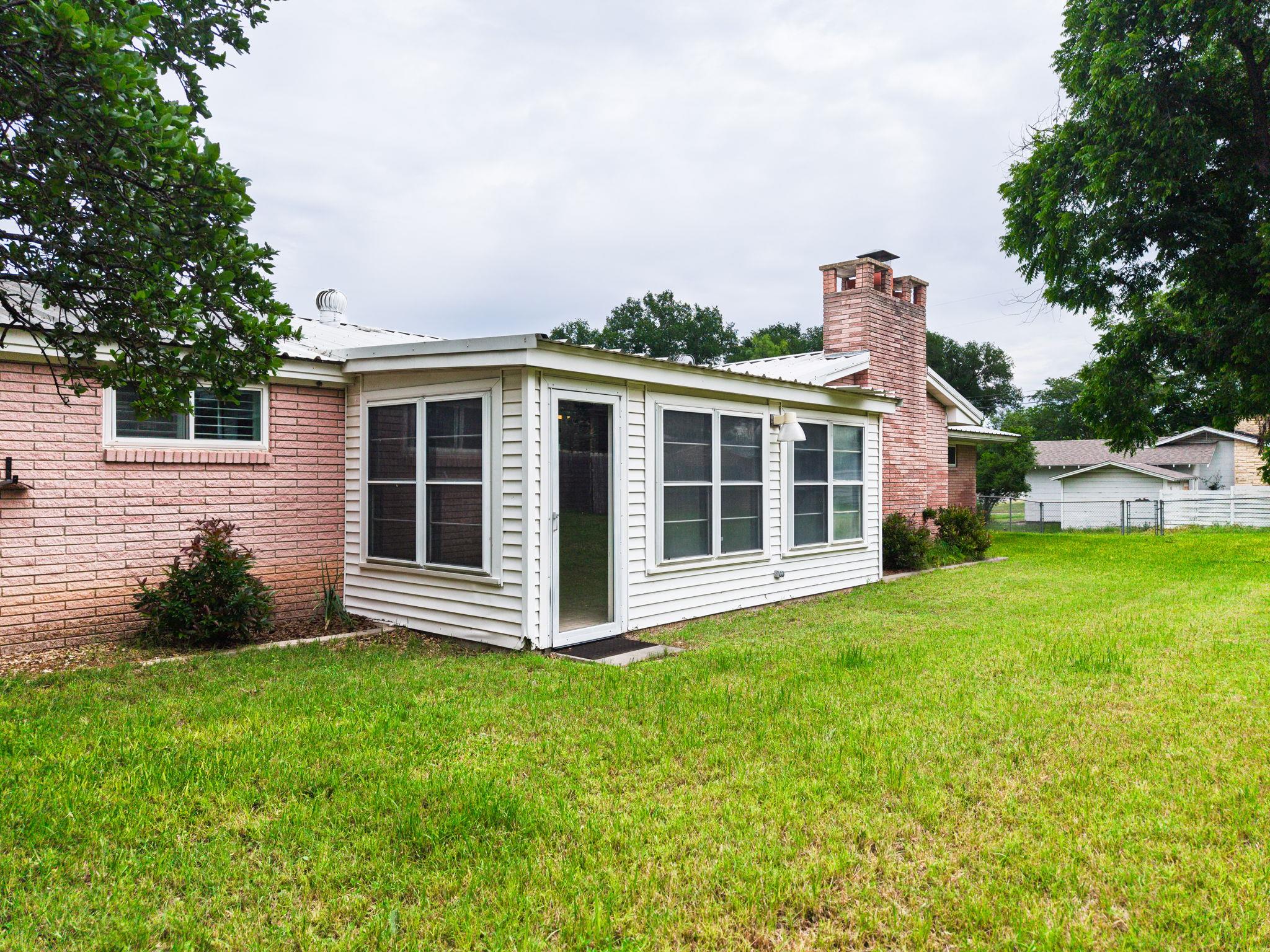 708 W North Ave, Lampasas, TX 76550