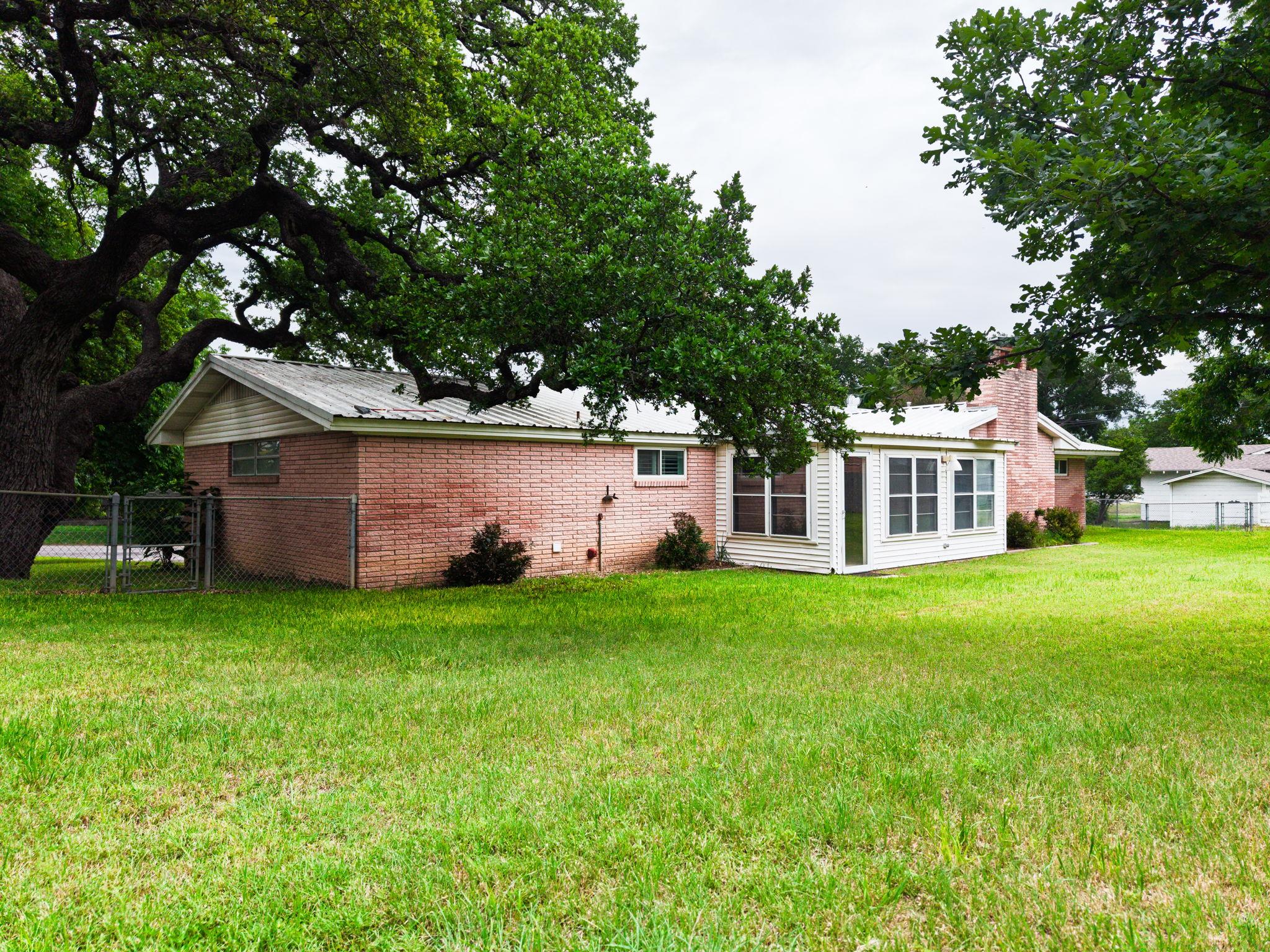 708 W North Ave, Lampasas, TX 76550