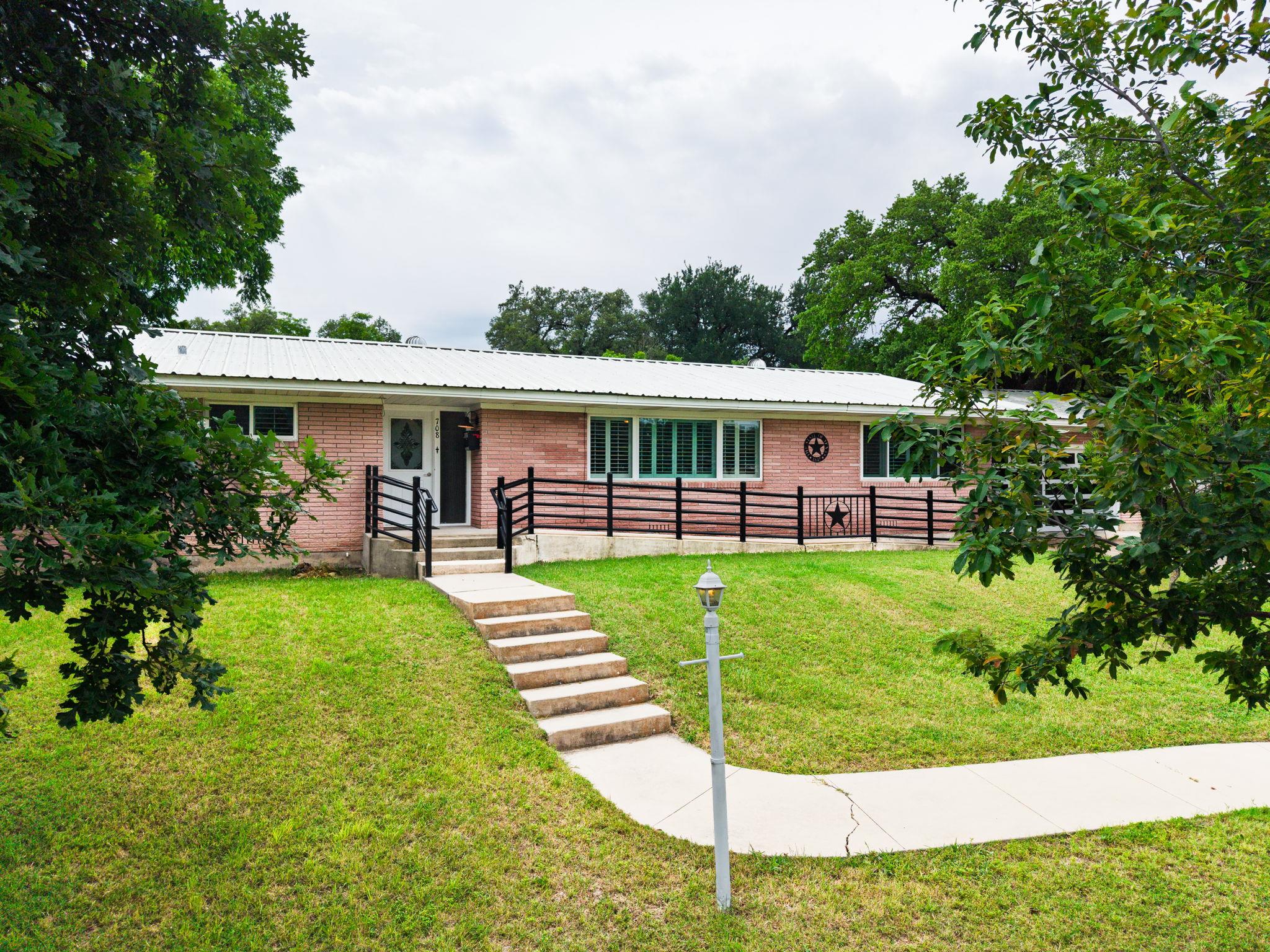 708 W North Ave, Lampasas, TX 76550