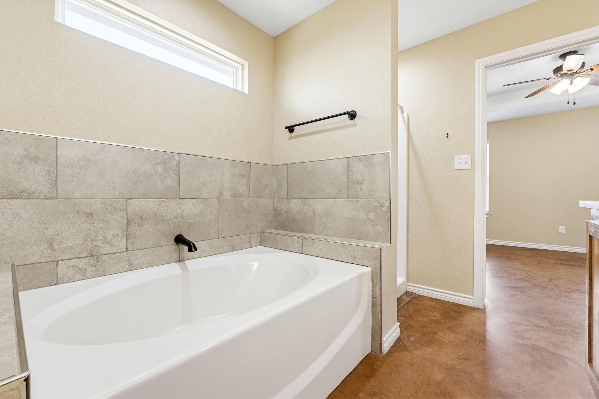 1124 Limestone Dr, Lampasas, TX 76550