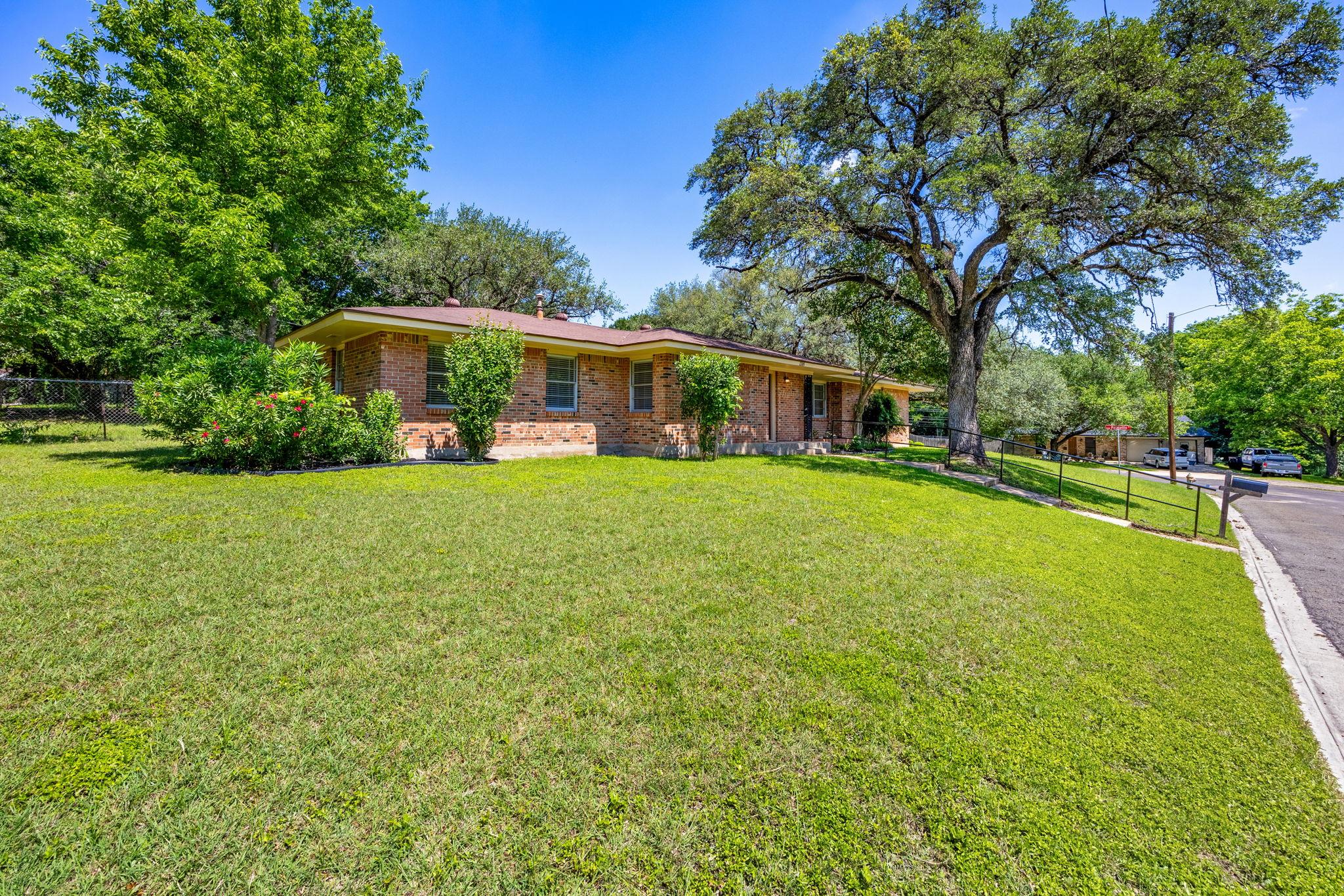 1318 Live Oak Dr, Belton, TX 76513