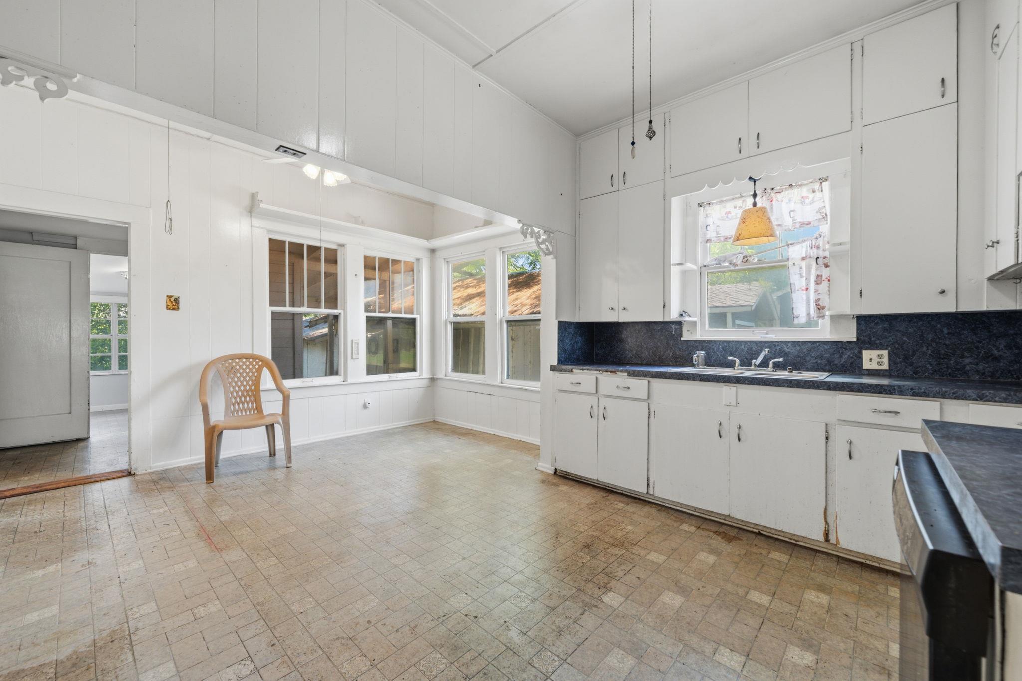 619 W Bell Ave, Rockdale, TX 76567