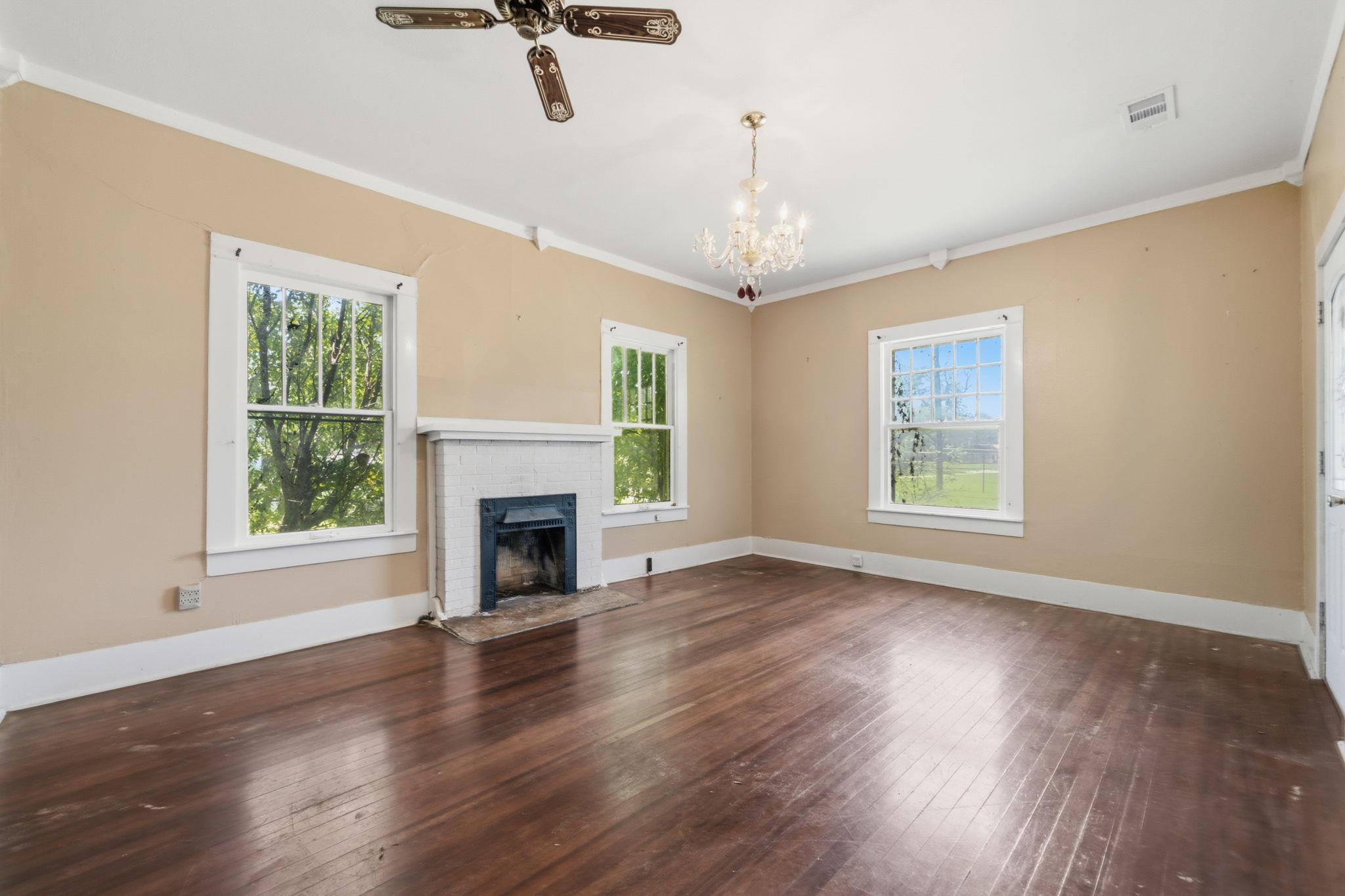 619 W Bell Ave, Rockdale, TX 76567