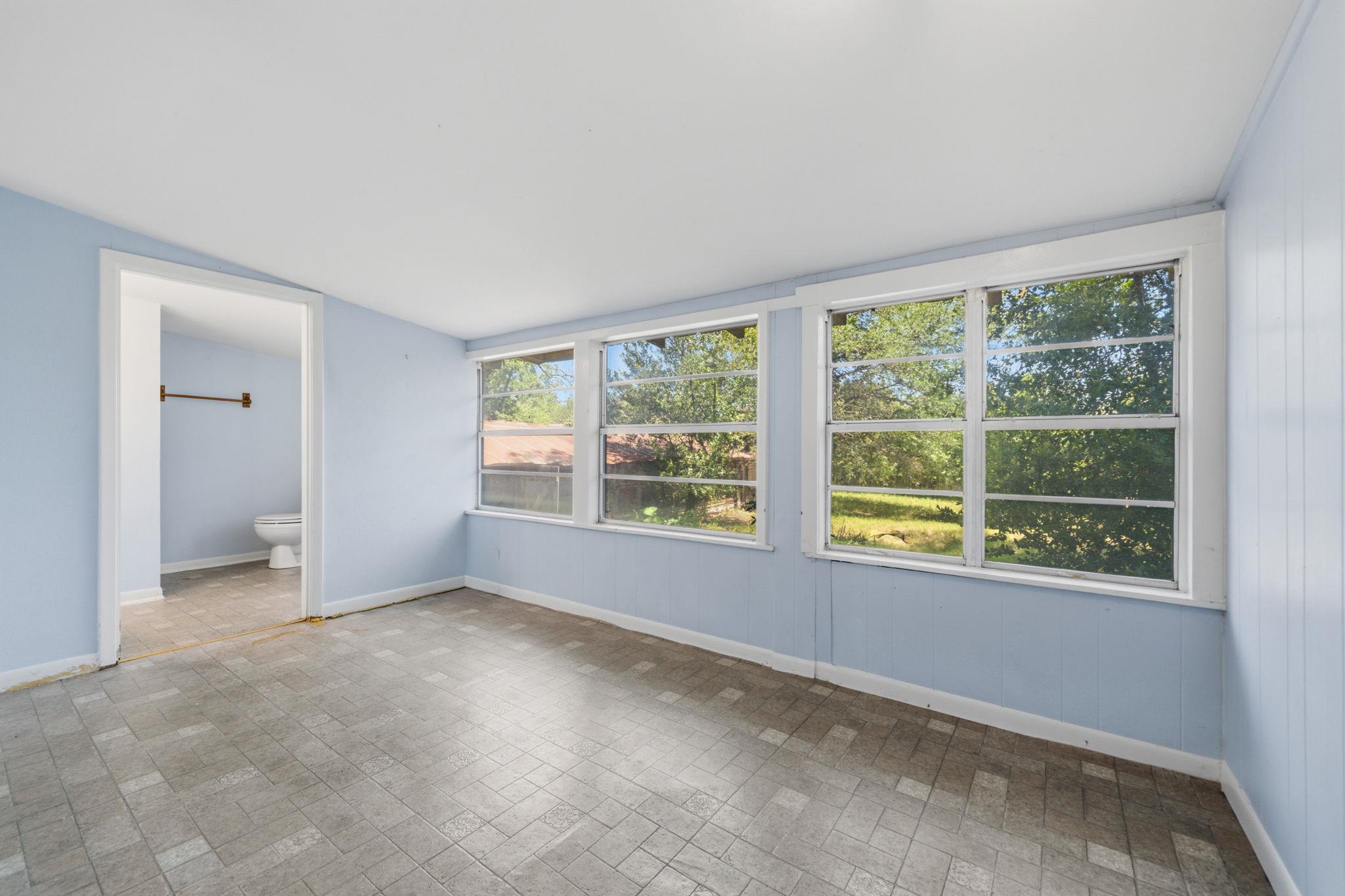 619 W Bell Ave, Rockdale, TX 76567