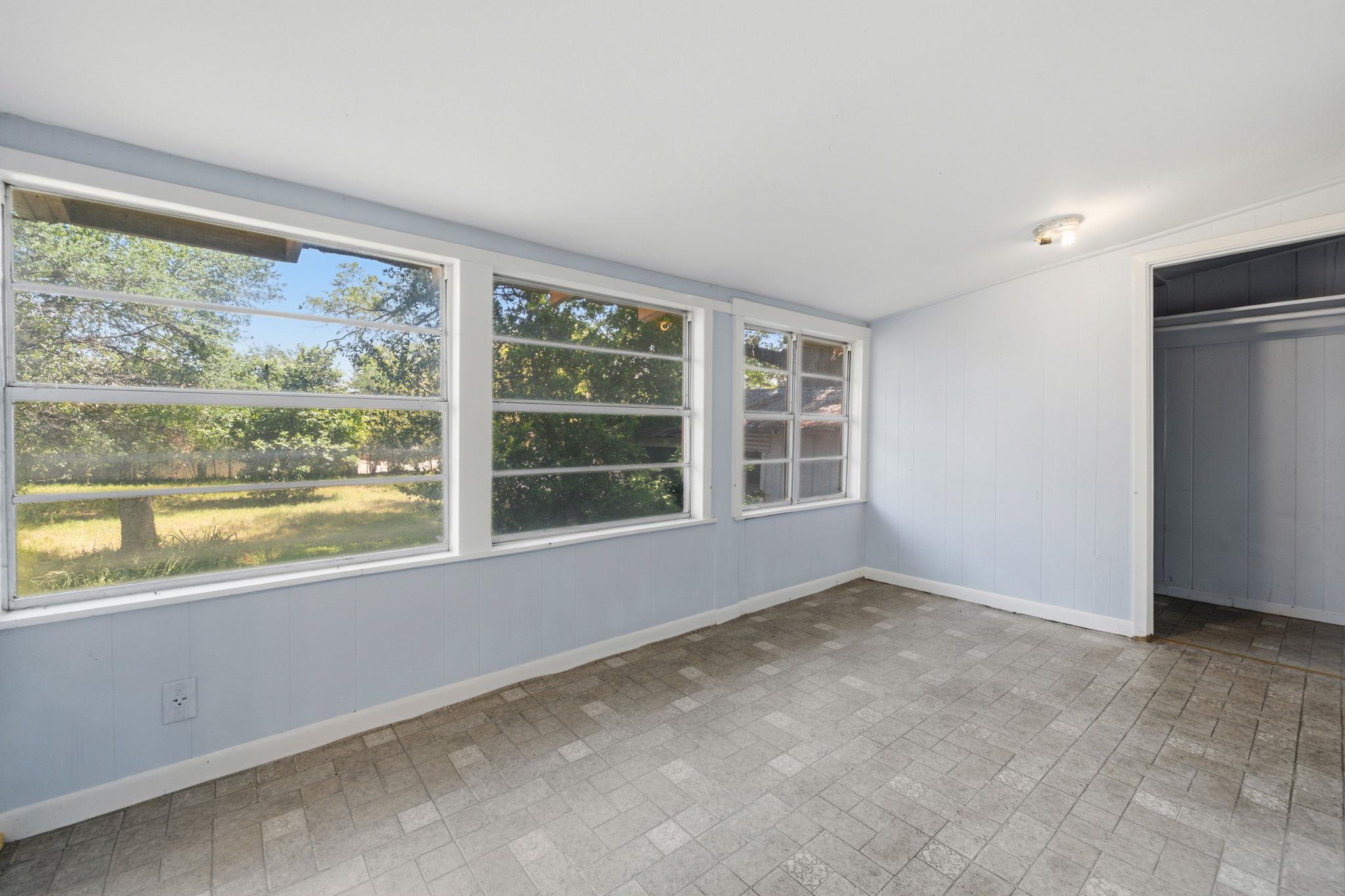 619 W Bell Ave, Rockdale, TX 76567