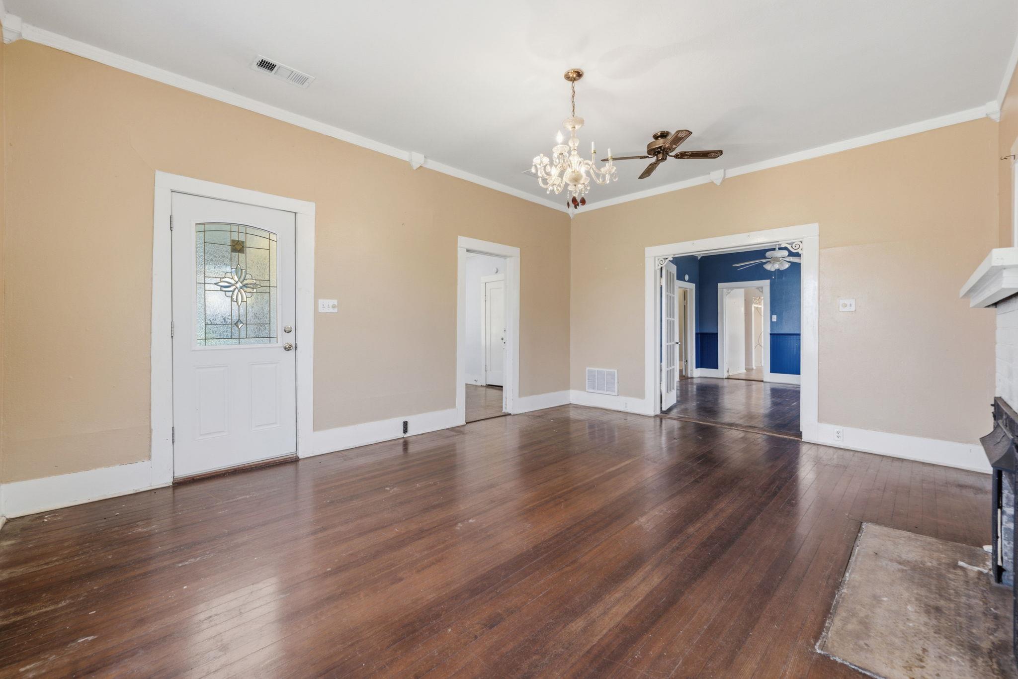 619 W Bell Ave, Rockdale, TX 76567