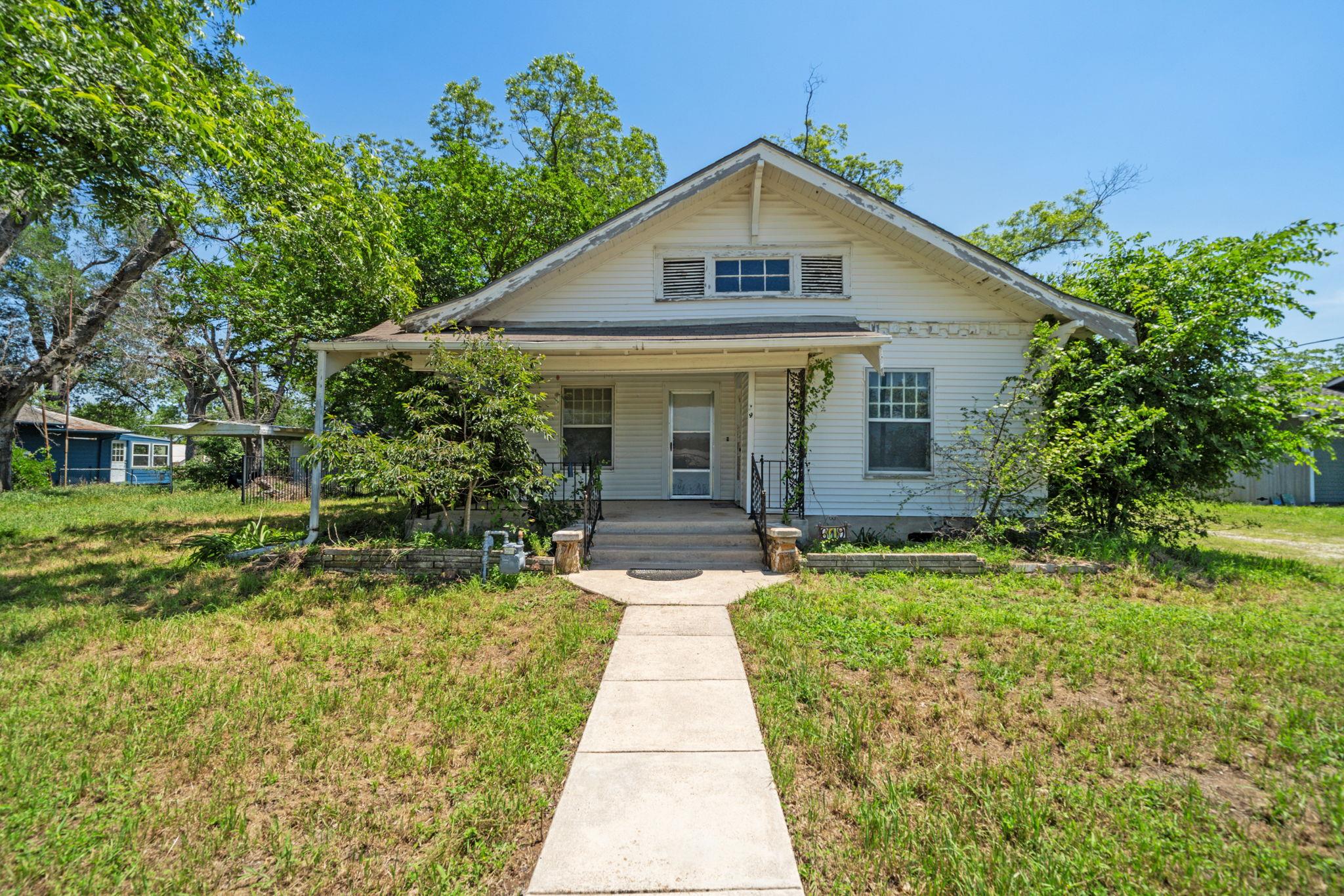 619 W Bell Ave, Rockdale, TX 76567