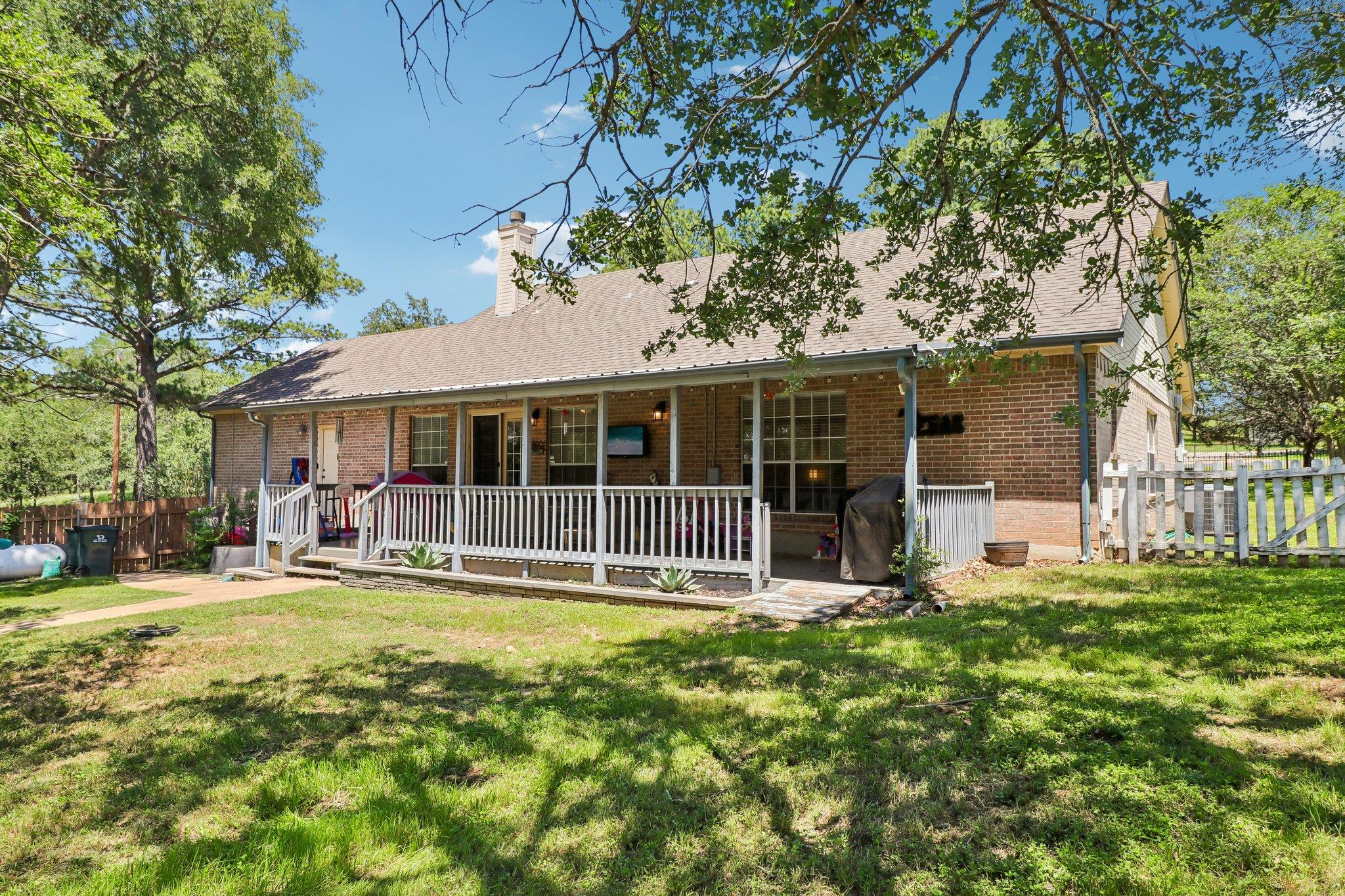 241 Laura Ln, Bastrop, TX 78602