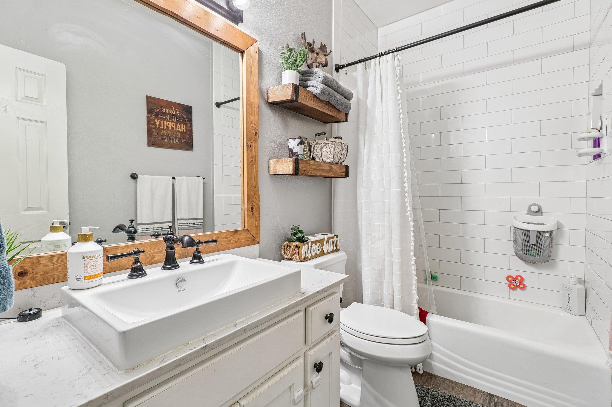 241 Laura Ln, Bastrop, TX 78602