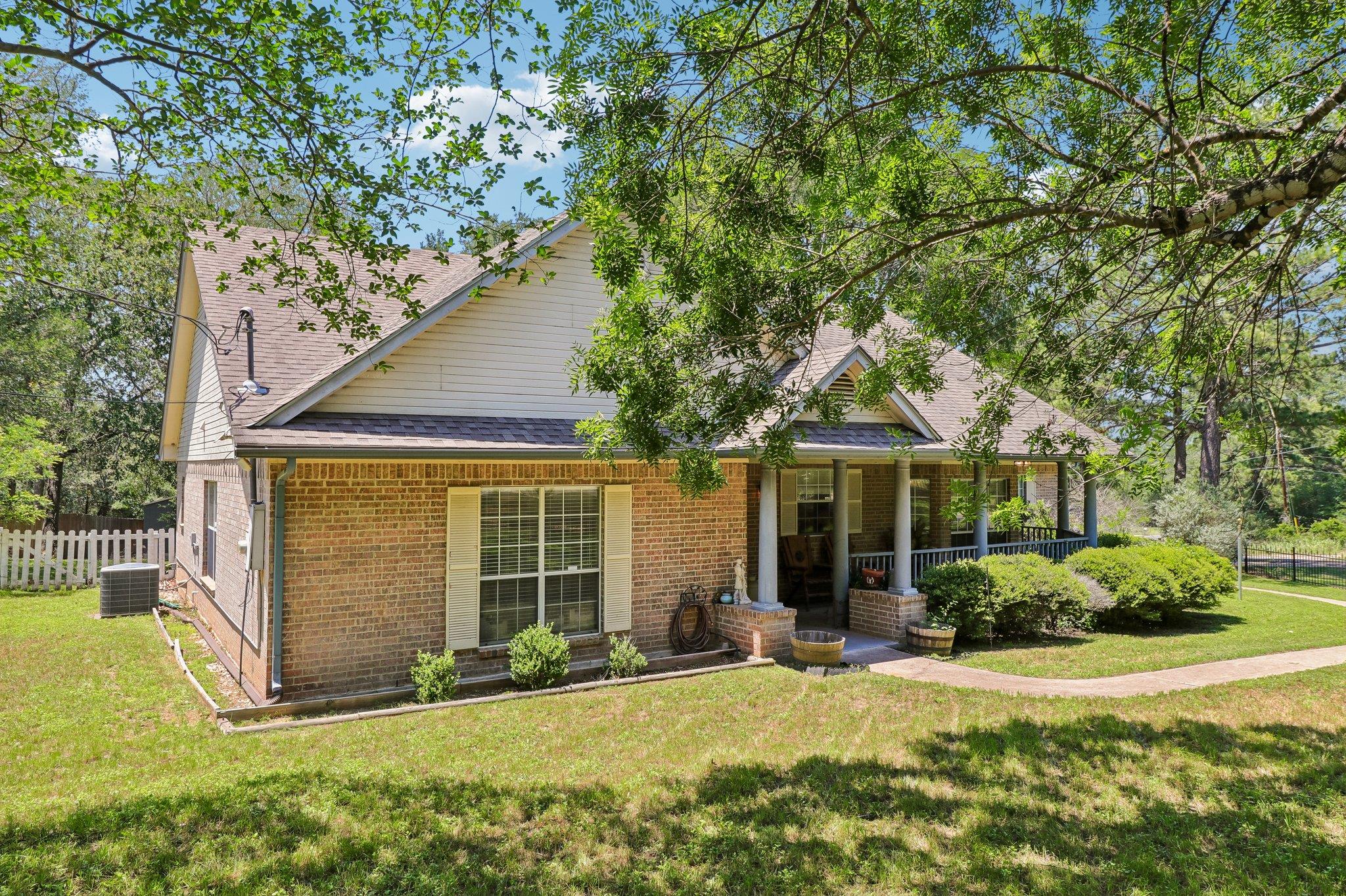 241 Laura Ln, Bastrop, TX 78602