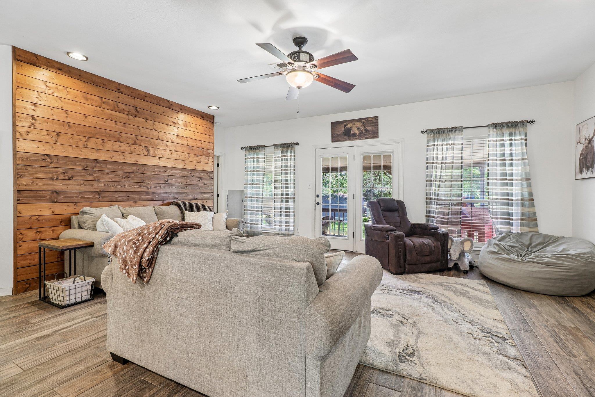241 Laura Ln, Bastrop, TX 78602