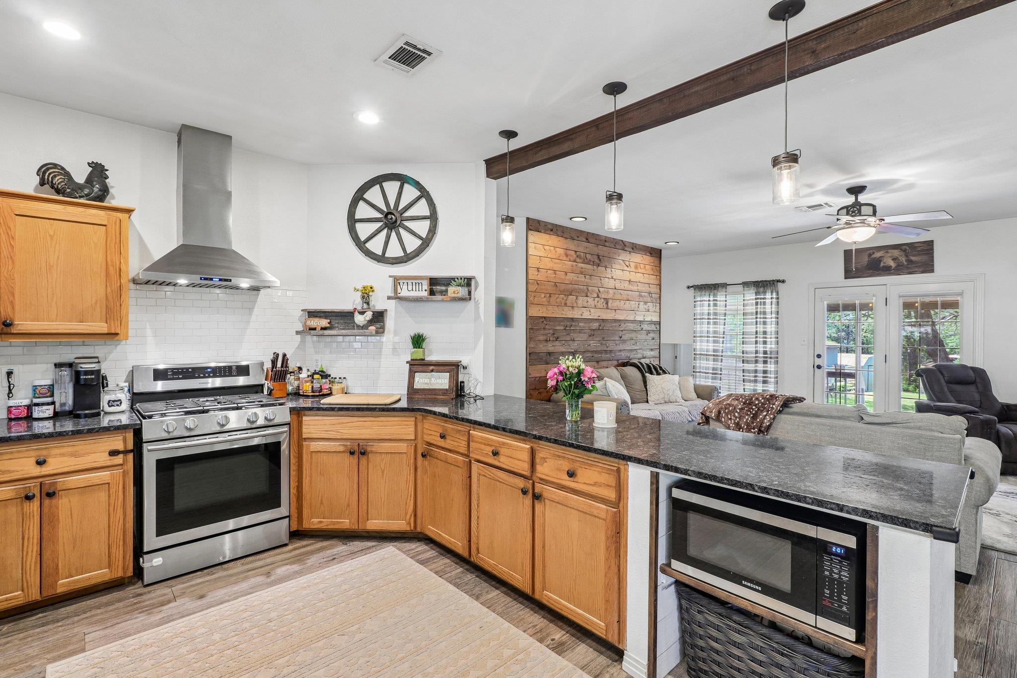 241 Laura Ln, Bastrop, TX 78602