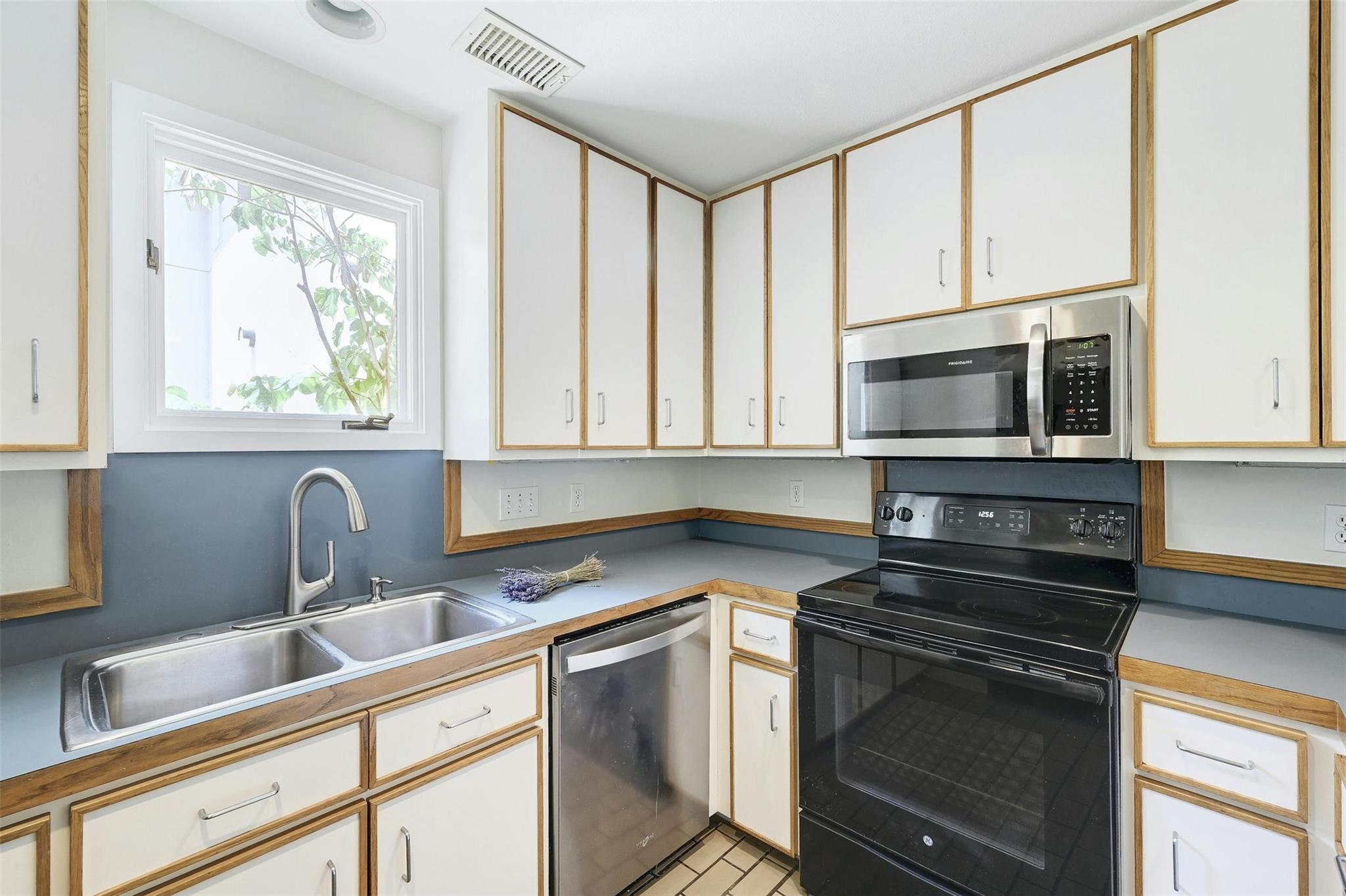 1401 Marshall Ln # B, Austin, TX 78703