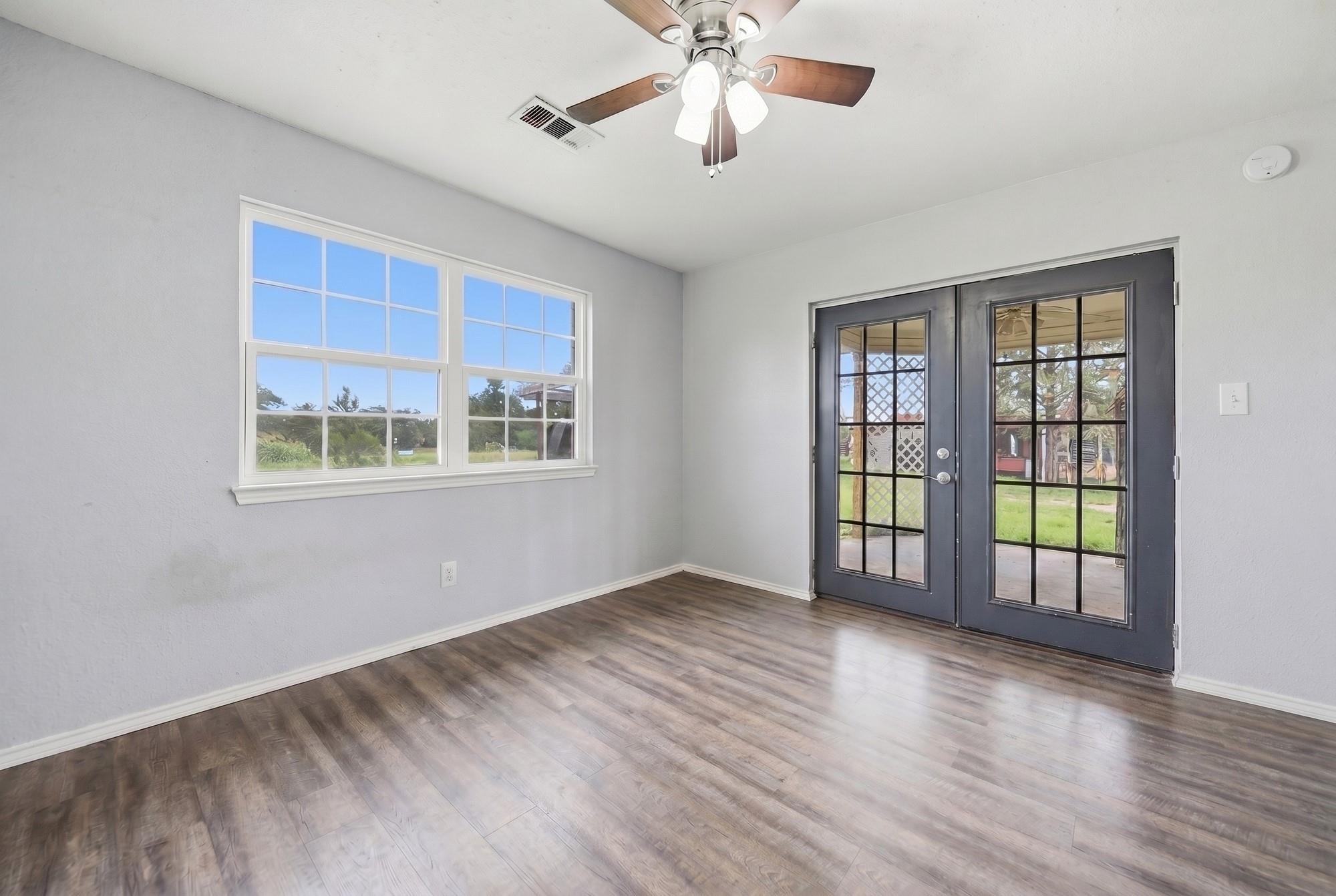 1689 Fm 2104, Paige, TX 78659