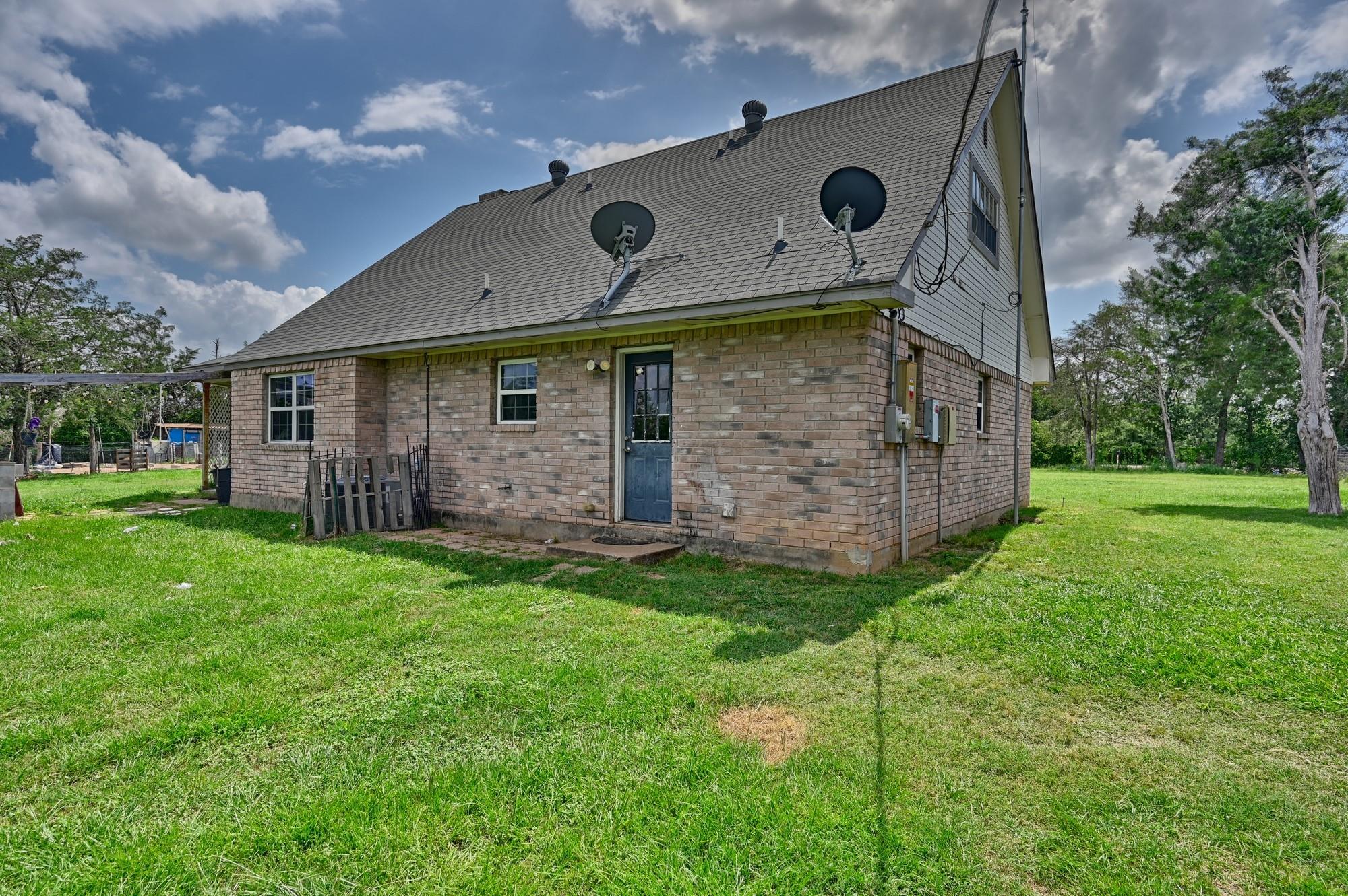 1689 Fm 2104, Paige, TX 78659