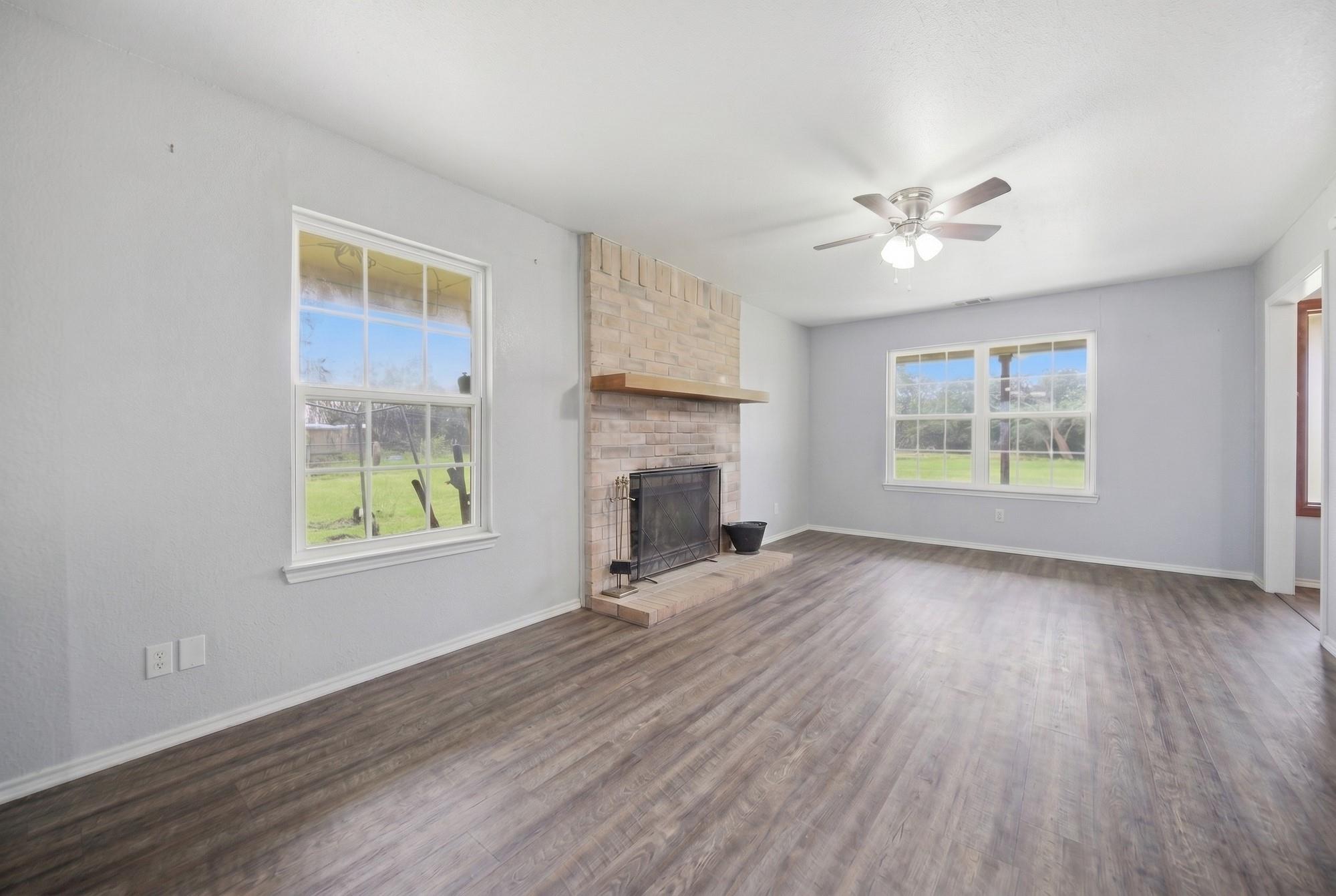 1689 Fm 2104, Paige, TX 78659