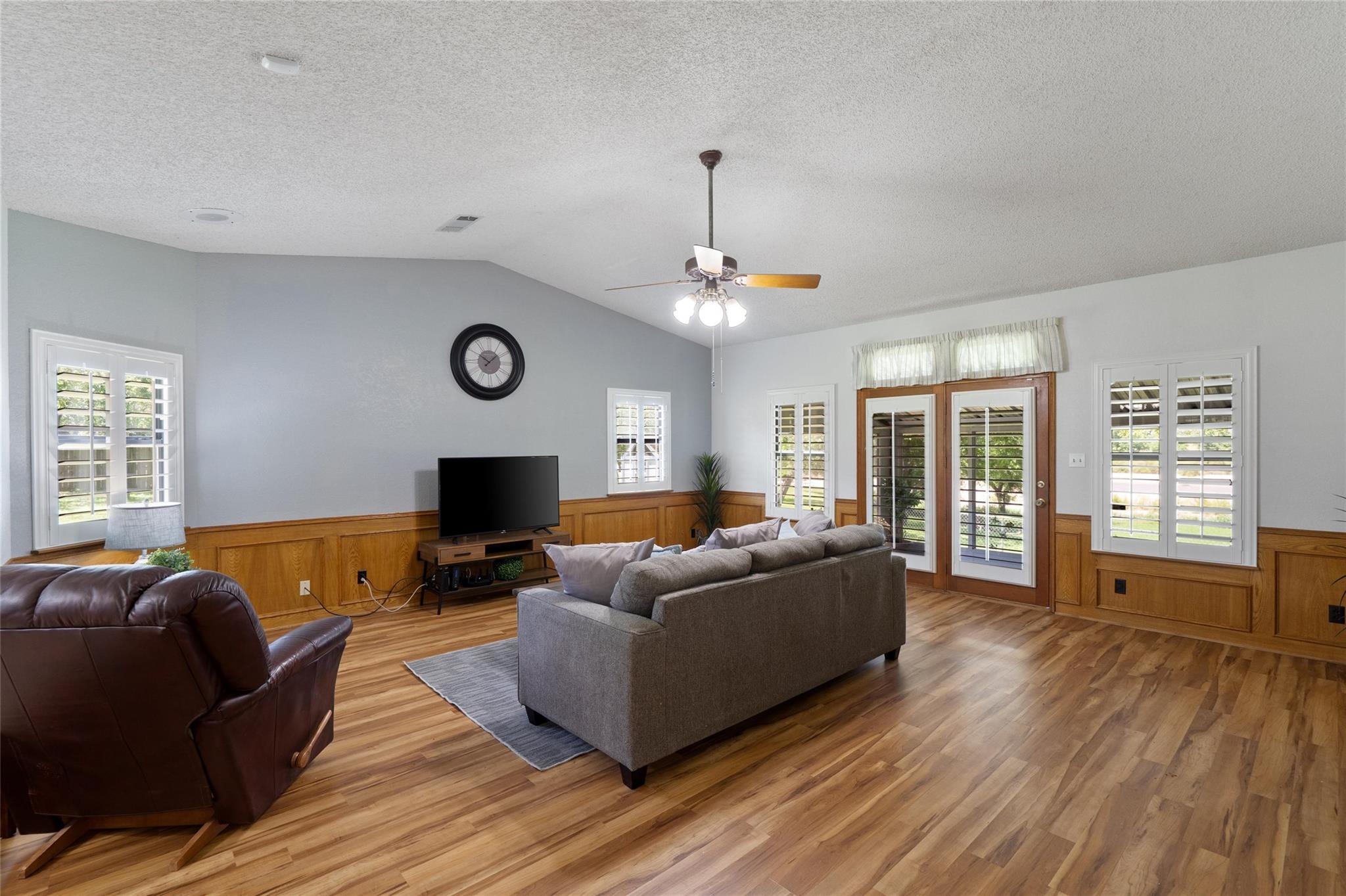 6448 River Oaks Dr, Kingsland, TX 78639