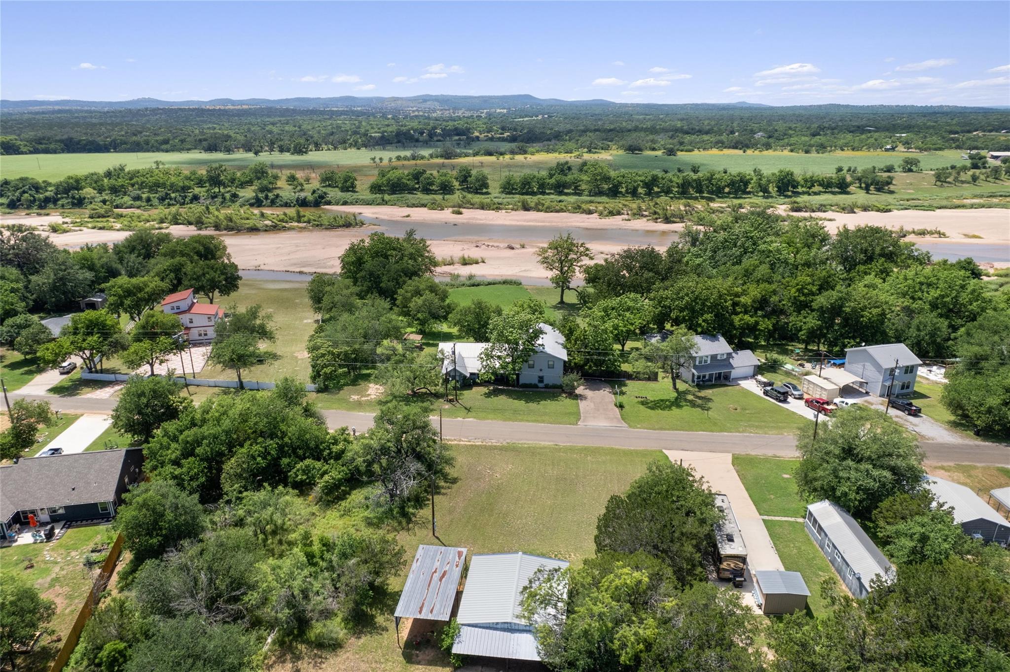 6448 River Oaks Dr, Kingsland, TX 78639