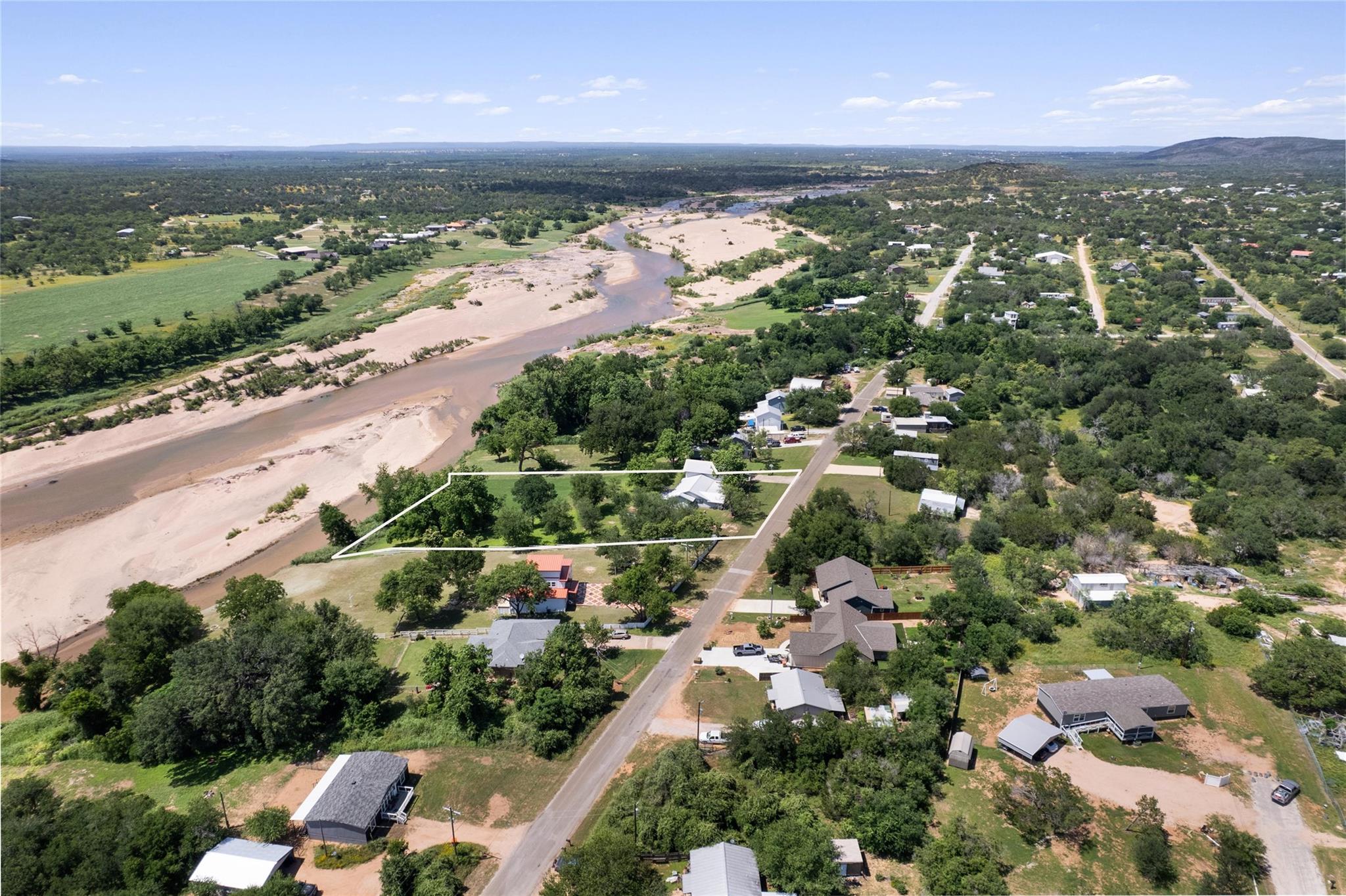 6448 River Oaks Dr, Kingsland, TX 78639