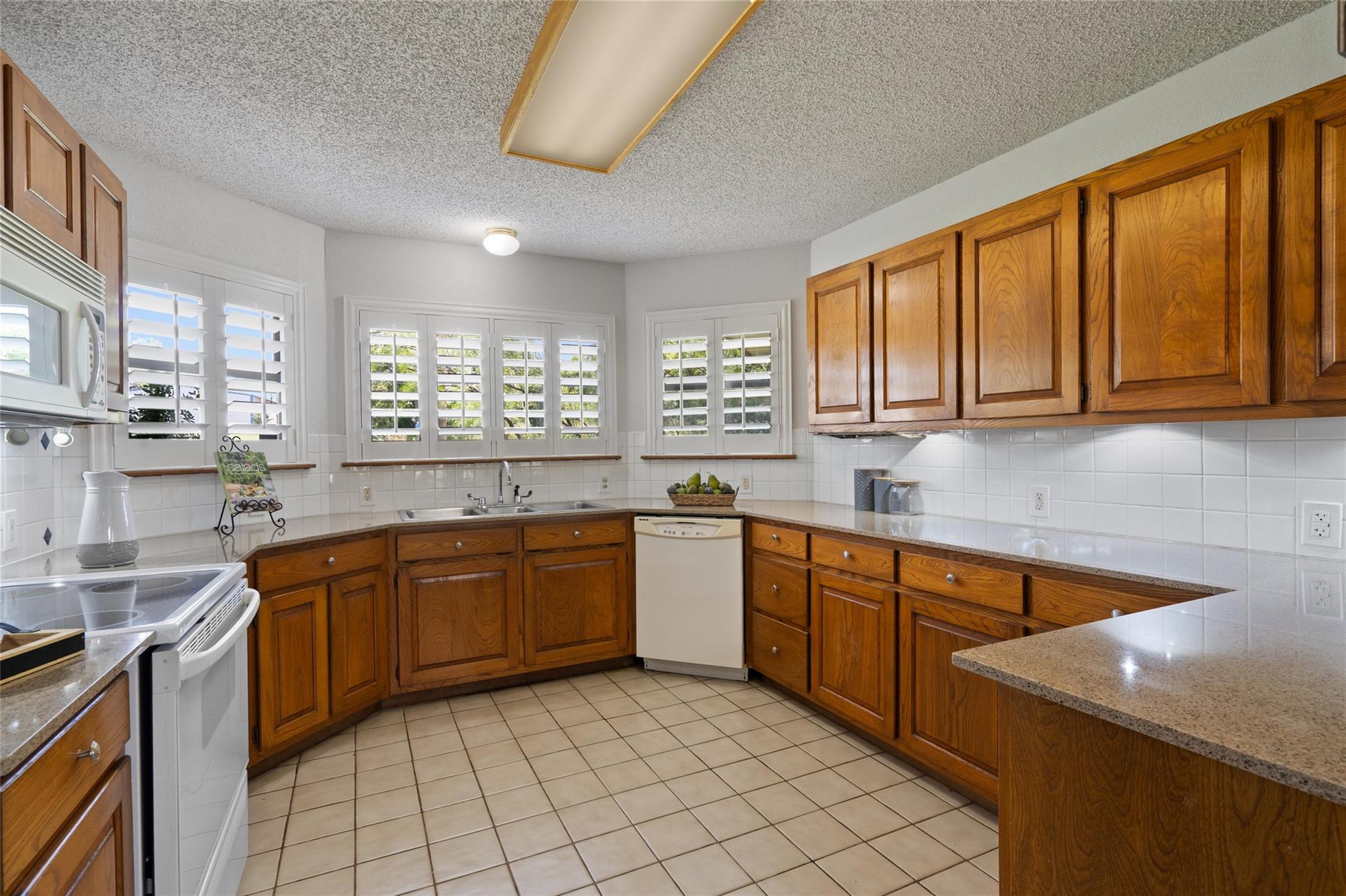 6448 River Oaks Dr, Kingsland, TX 78639