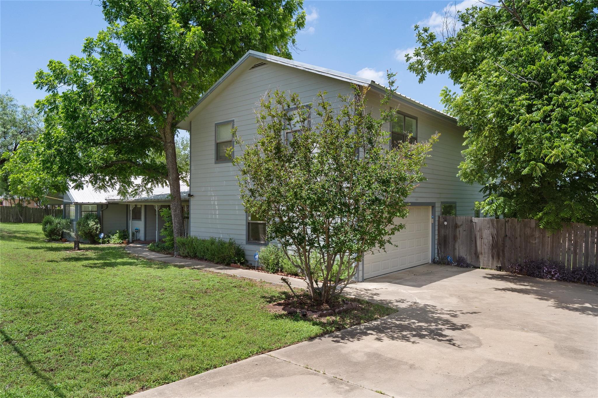 6448 River Oaks Dr, Kingsland, TX 78639