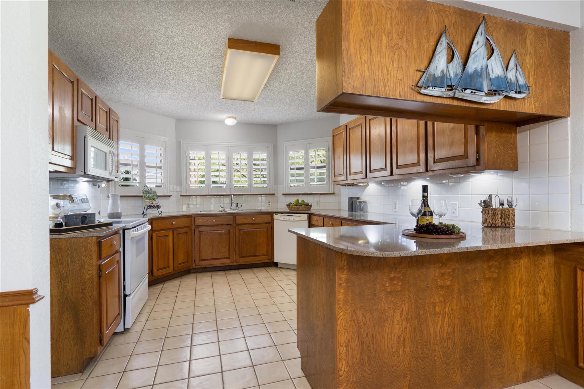 6448 River Oaks Dr, Kingsland, TX 78639