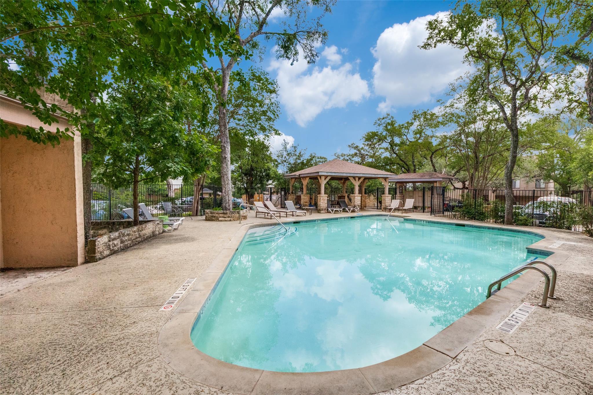 6810 Deatonhill Dr # 204, Austin, TX 78745