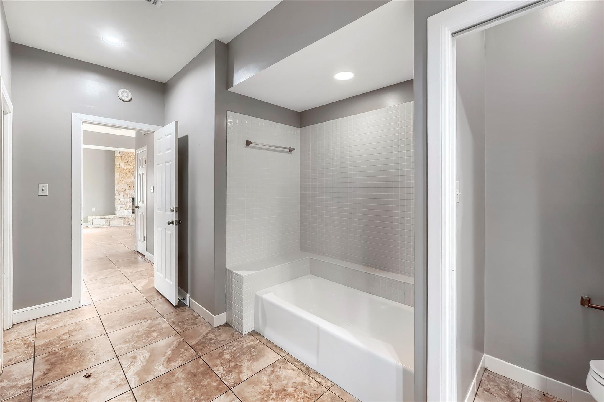 1607 Clubhouse Hill Dr, Spicewood, TX 78669
