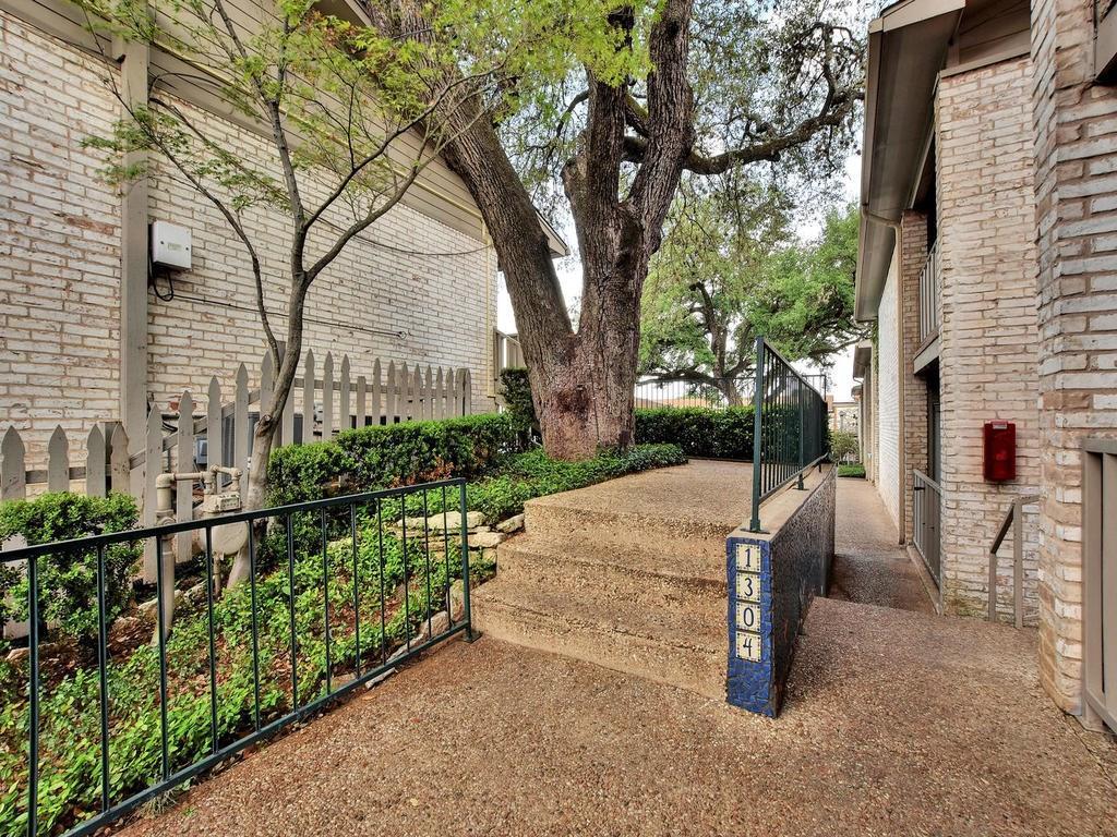 1304 Summit St # 208, Austin, TX 78741