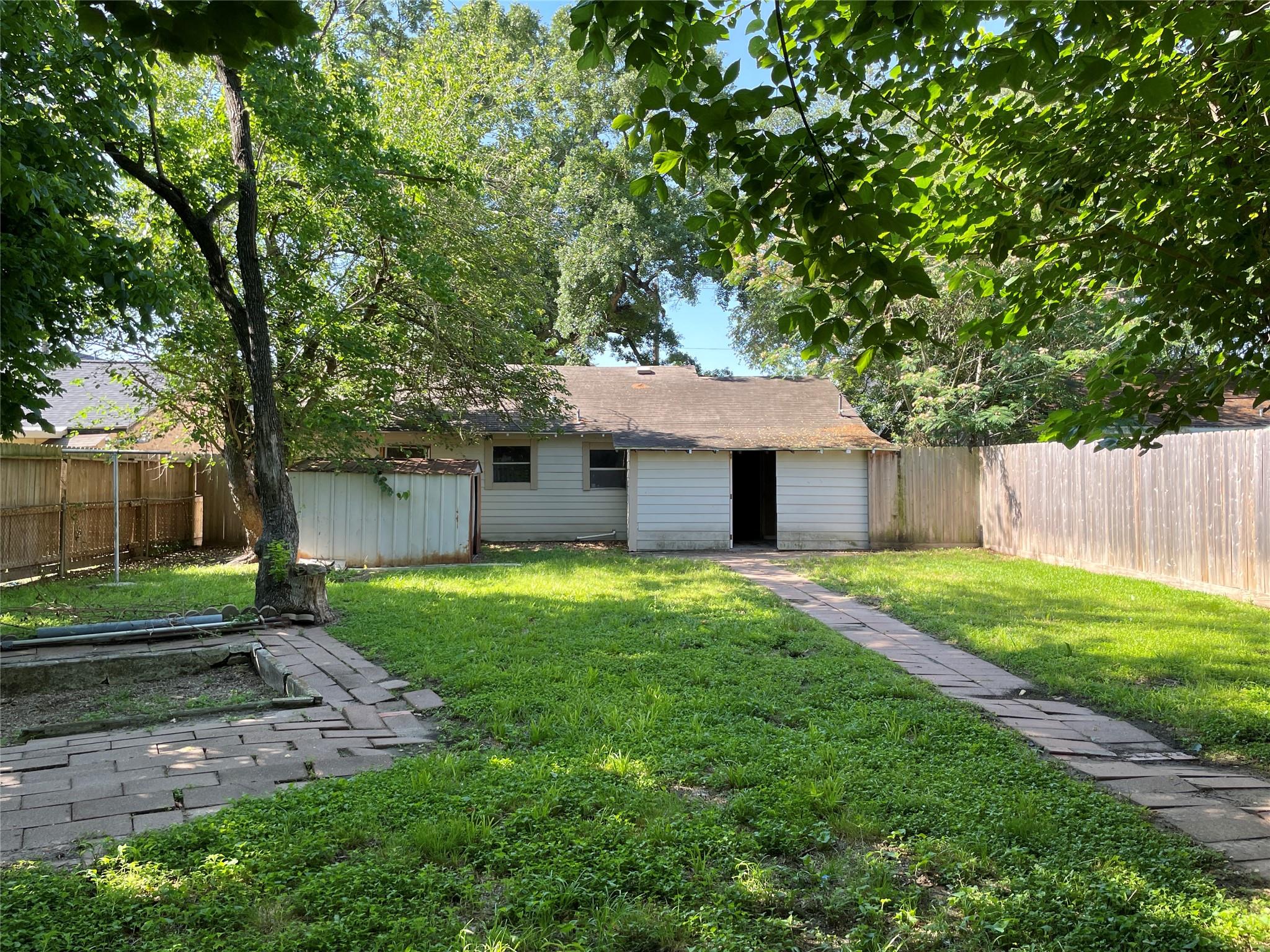 421 Benbrook Dr, Houston, TX 77076