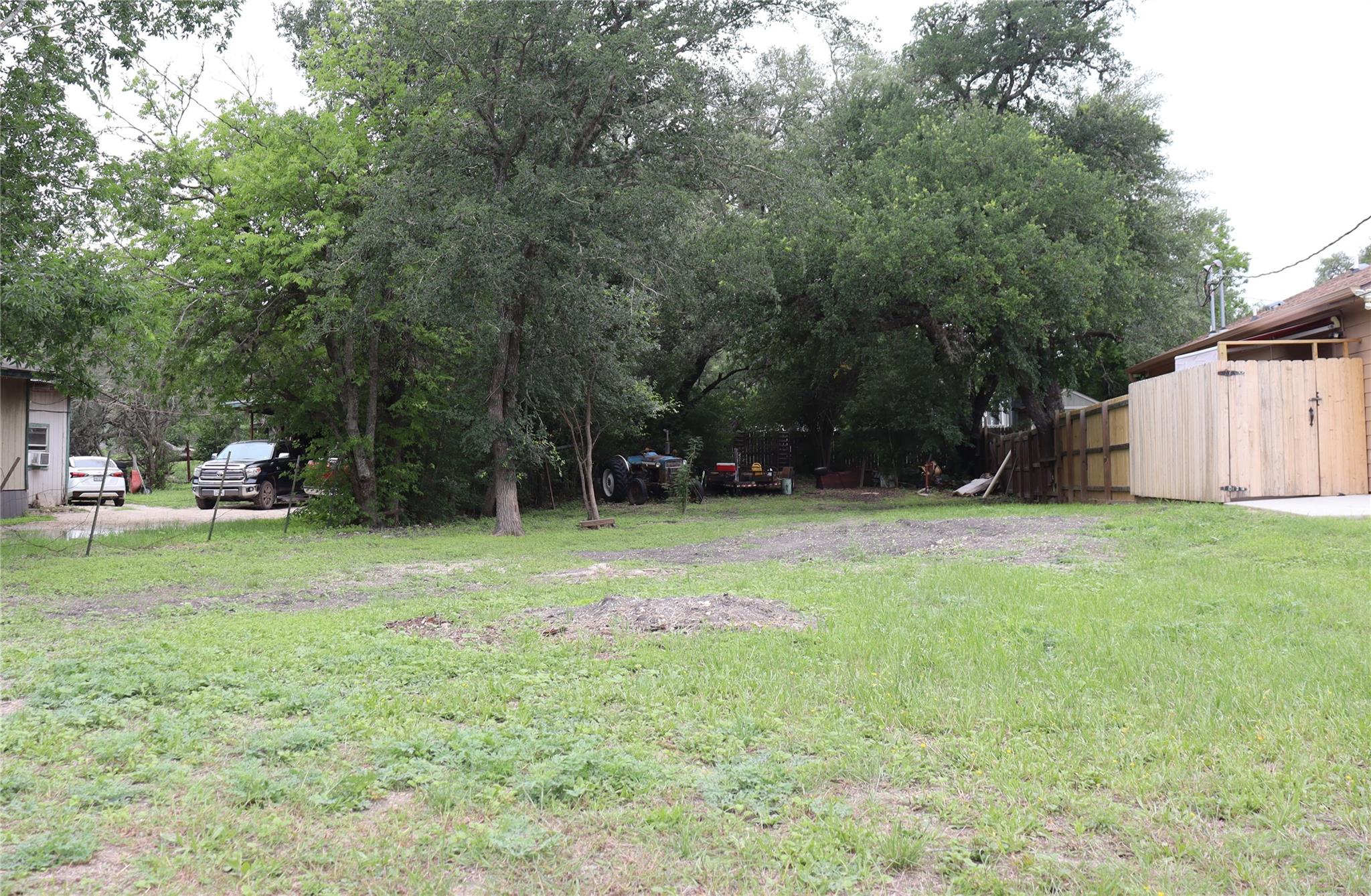 821 N Commerce St, Lockhart, TX 78644