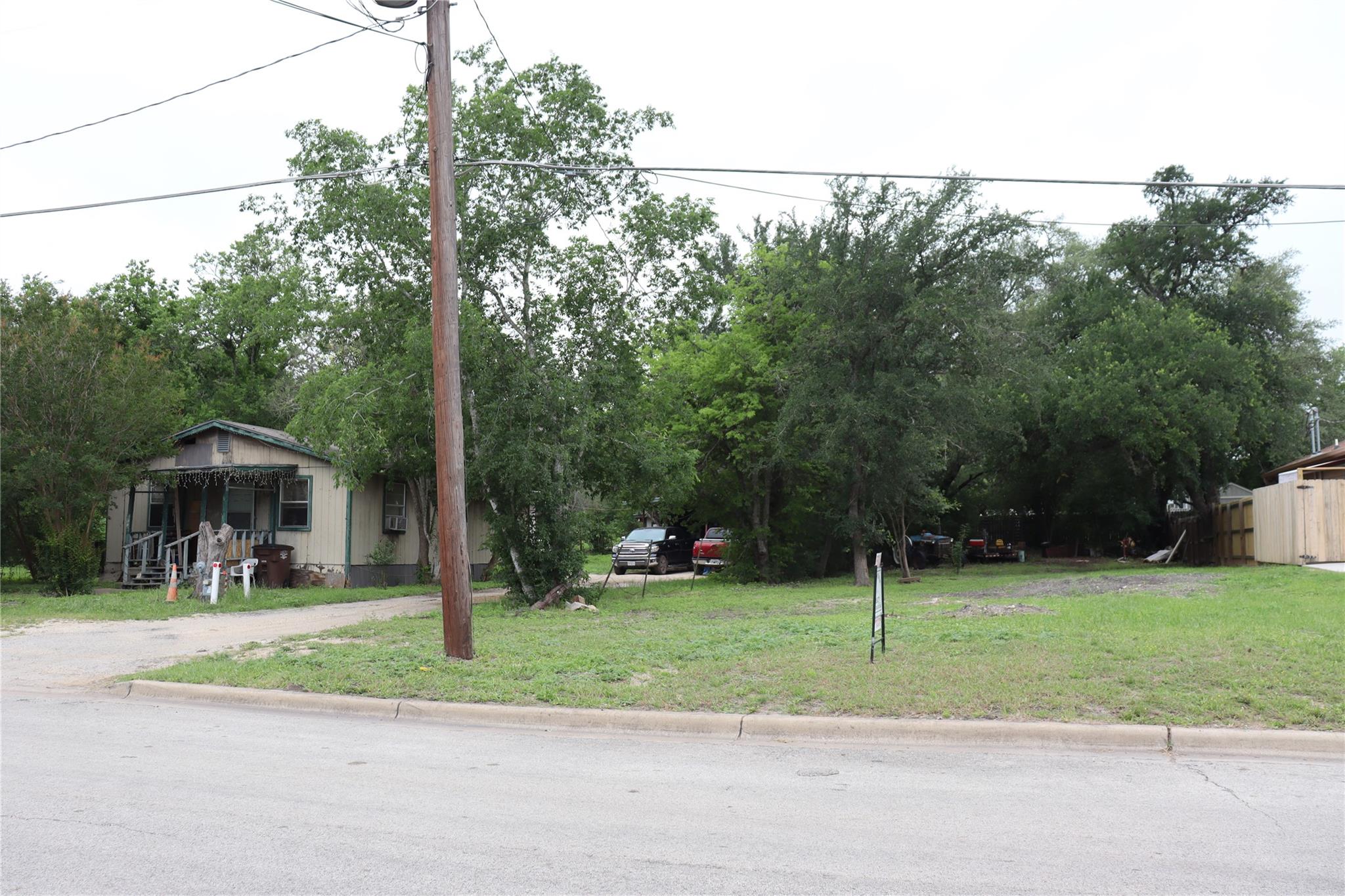 821 N Commerce St, Lockhart, TX 78644