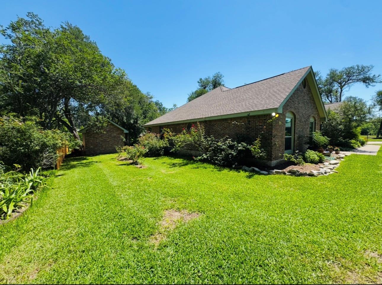 203 E 11th St, Elgin, TX 78621
