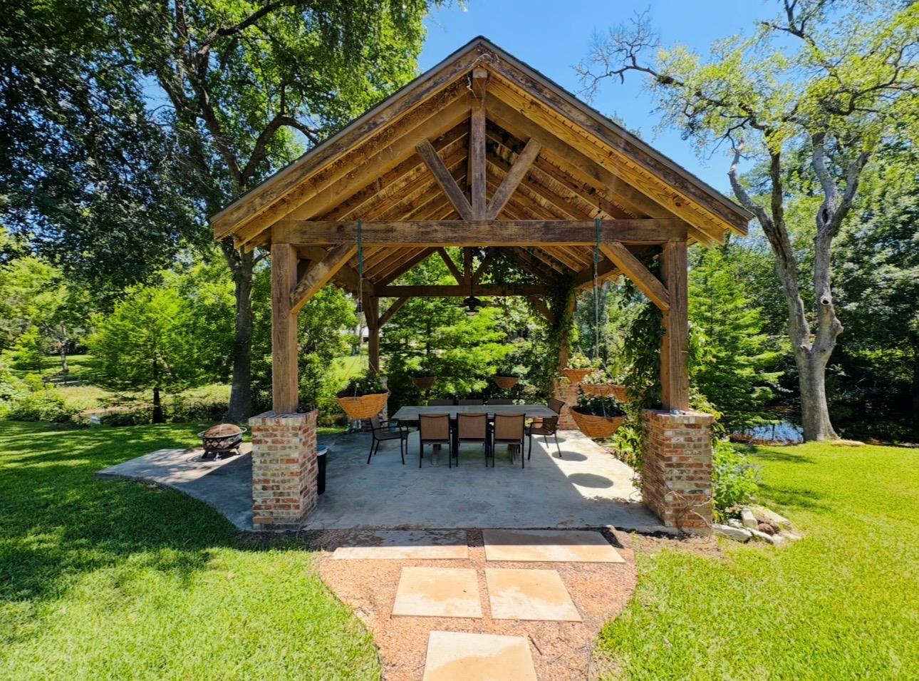 203 E 11th St, Elgin, TX 78621