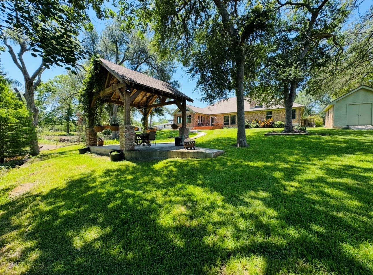 203 E 11th St, Elgin, TX 78621