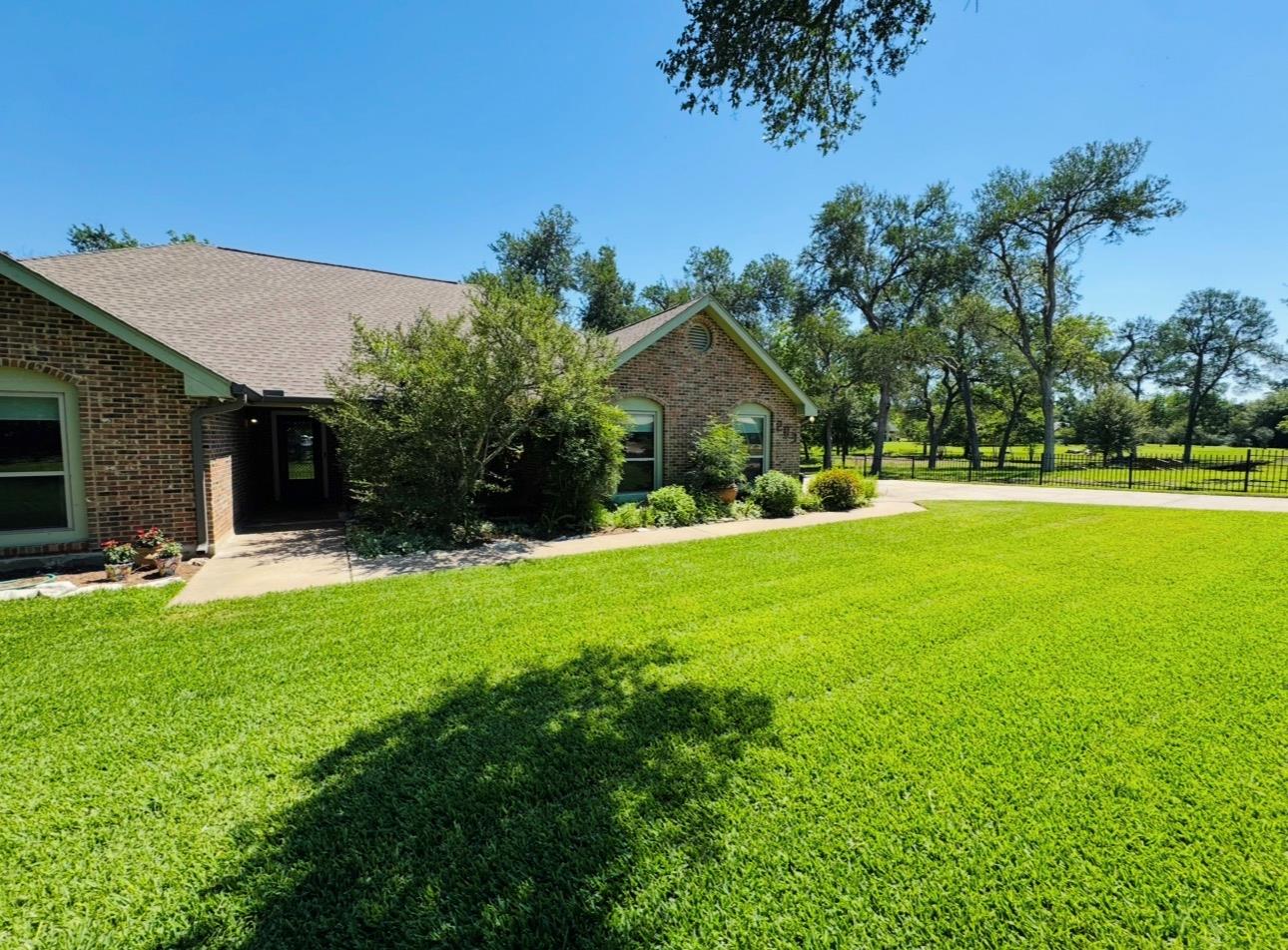 203 E 11th St, Elgin, TX 78621