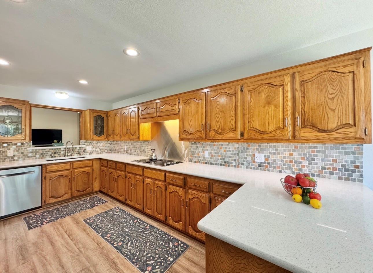 203 E 11th St, Elgin, TX 78621