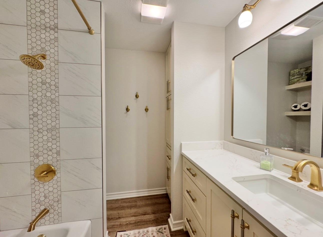 203 E 11th St, Elgin, TX 78621